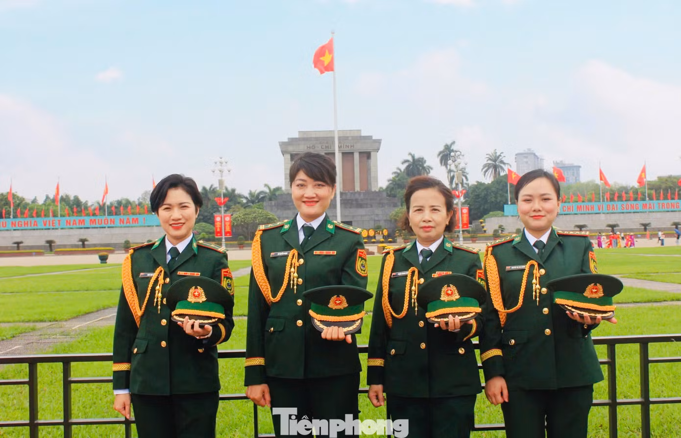 "Tinh thần yêu nước của người Việt thật đáng ngưỡng mộ. Tôi đã bắt gặp rất nhiều gia đình đưa em bé mới vài tháng tuổi đến Lăng Chủ tịch Hồ Chí Minh chụp ảnh kỷ niệm, những người phụ nữ mang quân phục với đầy huân và huy chương ở Quảng trường Ba Đình... điều mà tôi chưa từng chứng kiến ở bất cứ nơi đâu", Richard nói. "Tinh thần yêu nước của người Việt thật đáng ngưỡng mộ. Tôi đã bắt gặp rất nhiều gia đình đưa em bé mới vài tháng tuổi đến Lăng Chủ tịch Hồ Chí Minh chụp ảnh kỷ niệm, những người phụ nữ mang quân phục với đầy huân và huy chương ở Quảng trường Ba Đình... điều mà tôi chưa từng chứng kiến ở bất cứ nơi đâu", Richard nói.