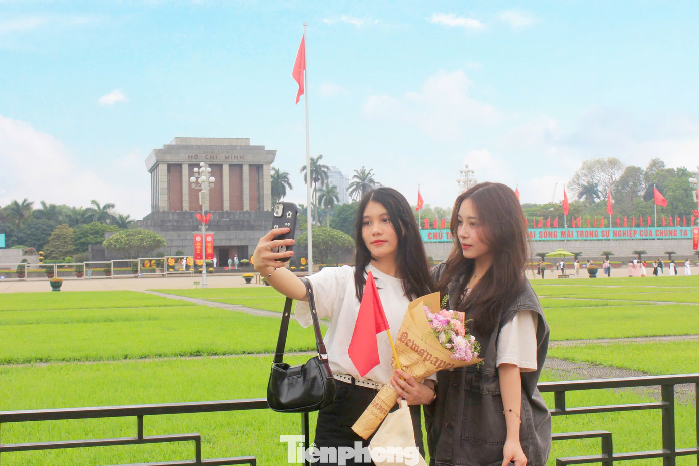 Trong hình là Quỳnh và Thu Nguyệt (cùng 23 tuổi, Phú Thọ) đang chụp ảnh khoe với bạn bè.