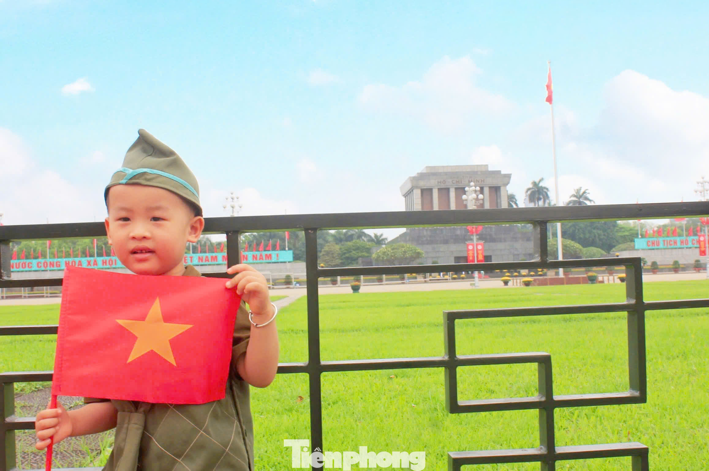 &quot;Tinh thần yêu nước của người Việt thật đáng ngưỡng mộ. Tôi đã bắt gặp rất nhiều gia đình đưa em bé mới vài tháng tuổi đến Lăng Chủ tịch Hồ Chí Minh chụp ảnh kỷ niệm, những người phụ nữ mang quân phục với đầy huân và huy chương ở Quảng trường Ba Đình... điều mà tôi chưa từng chứng kiến ở bất cứ nơi đâu&quot;, Richard nói.