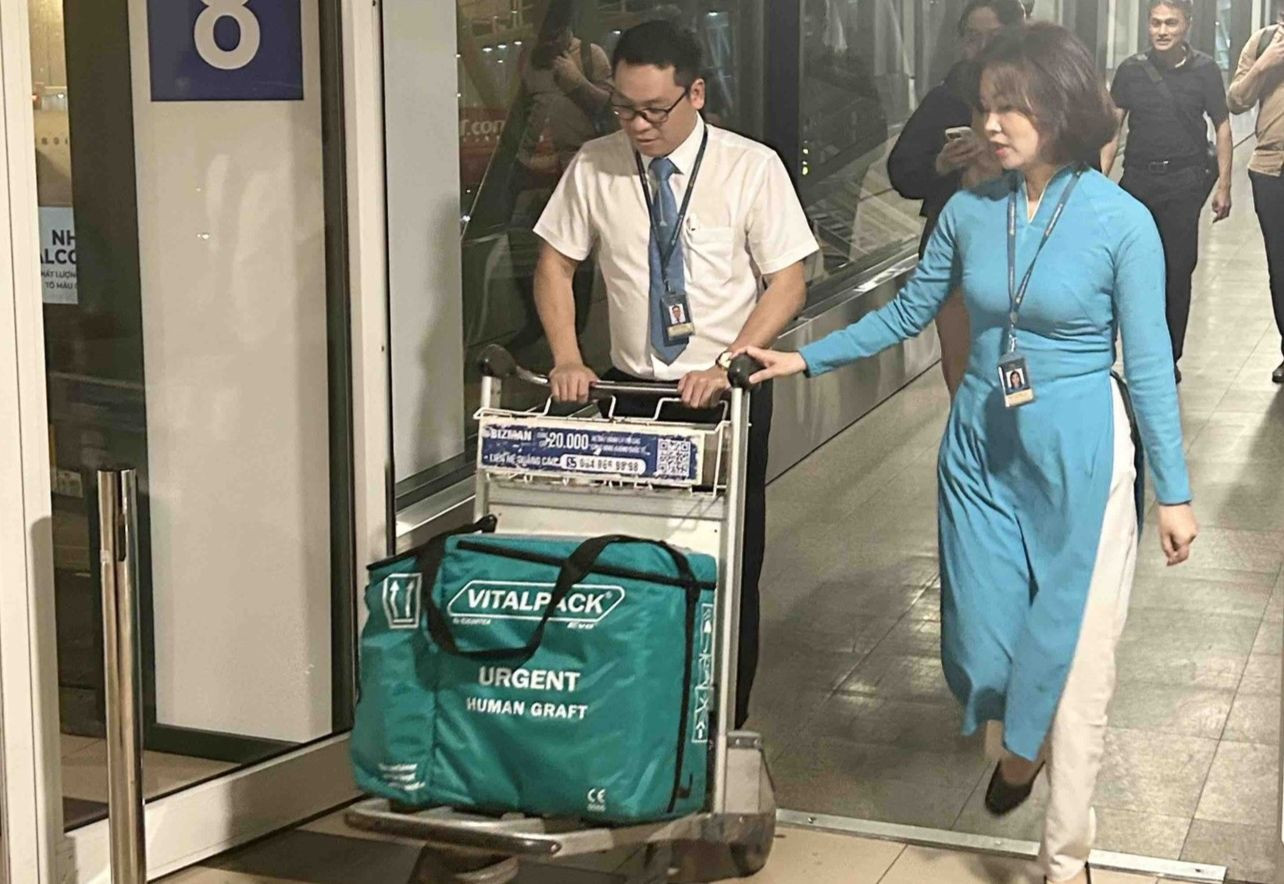 Nhân viên mặt đất hỗ trợ vận chuyển mô tạng lên, xuống máy bay kịp thời. Ảnh: VNA. Nhân viên mặt đất hỗ trợ vận chuyển mô tạng lên, xuống máy bay kịp thời. Ảnh: VNA.