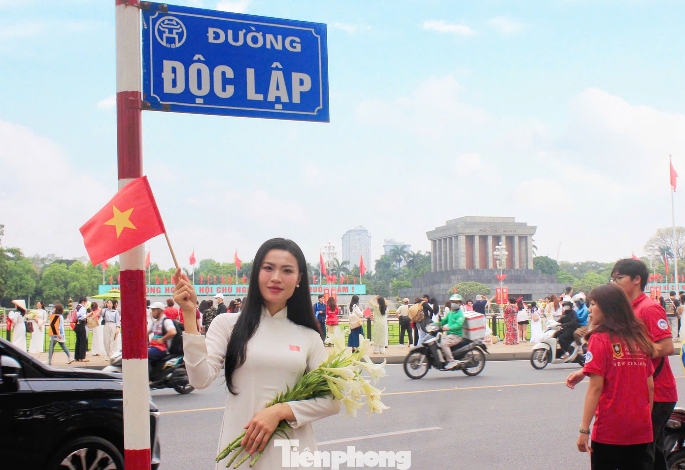 Trên đường Độc Lập, trước Quảng trường Ba Đình, nhiều ngày nay lượng du khách đến chụp ảnh kỷ niệm liên tục tăng.