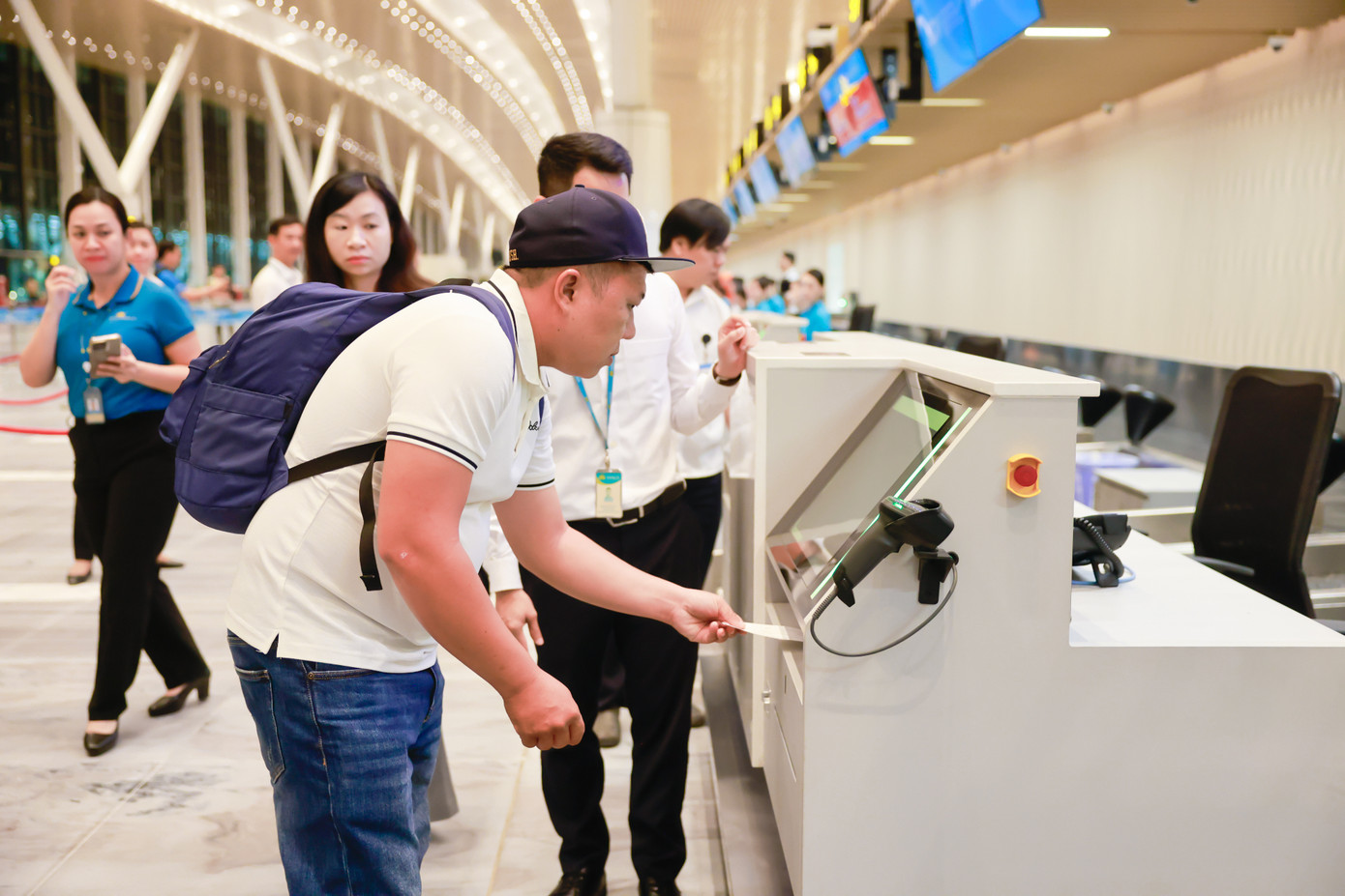 Hành khách nên làm thủ tục trực tuyến trước chuyến bay qua website, ứng dụng di động, tổng đài của hãng trong vòng 24h trước giờ khởi hành. Ảnh: VNA. Hành khách nên làm thủ tục trực tuyến trước chuyến bay qua website, ứng dụng di động, tổng đài của hãng trong vòng 24h trước giờ khởi hành. Ảnh: VNA.