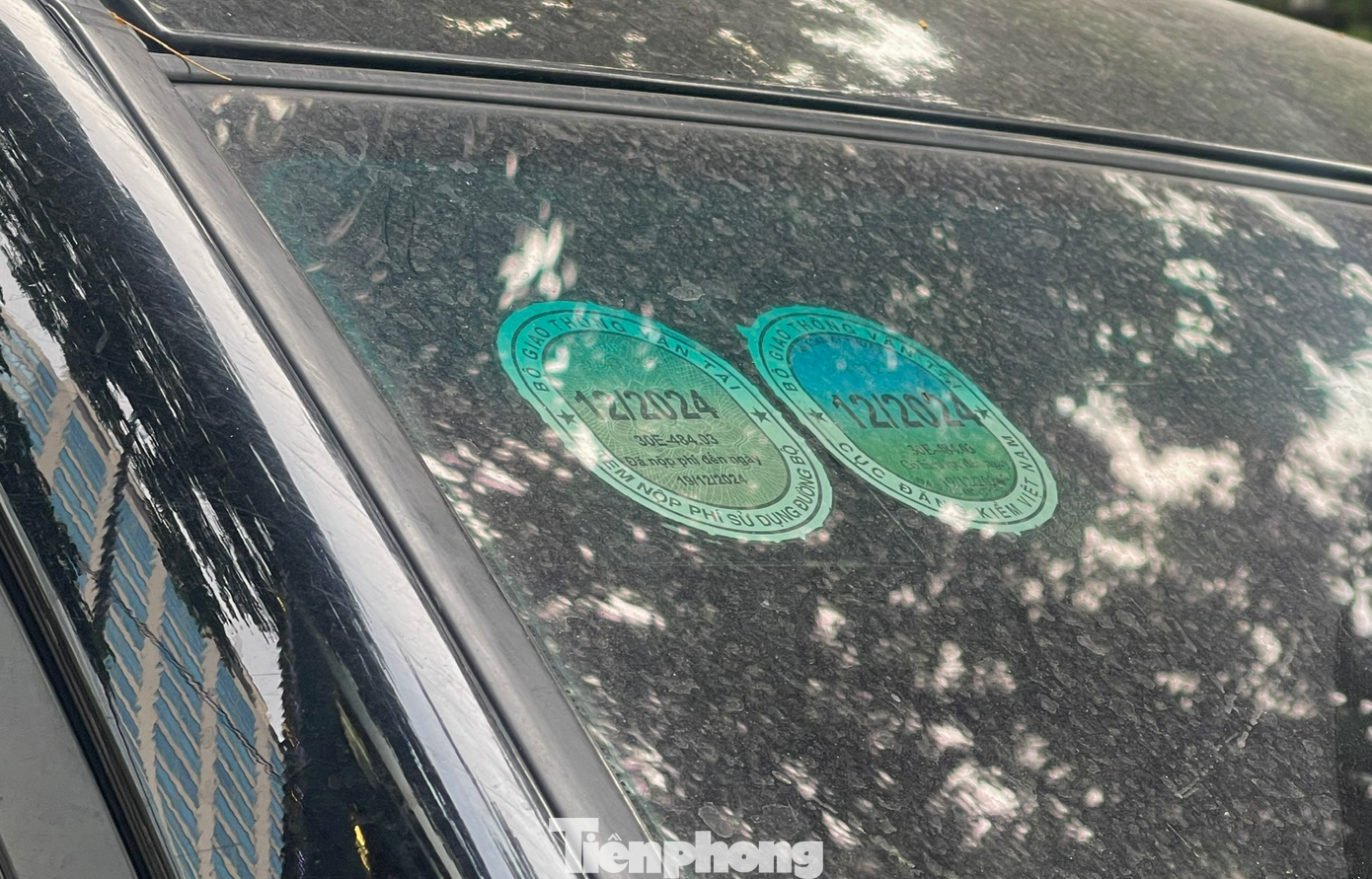 Cục Đăng kiểm Việt Nam yêu cầu các cơ sở đăng kiểm phải thực hiện dán tem kiểm định lên xe theo đúng quy định. Ảnh: Lộc Liên.