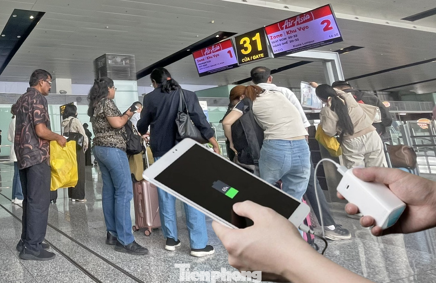 Hành khách không được mang sạc dự phòng không đủ tiêu chuẩn, chất cháy nổ và vũ khí lên máy bay. Ảnh minh họa: Lộc Liên. Hành khách không được mang sạc dự phòng không đủ tiêu chuẩn, chất cháy nổ và vũ khí lên máy bay. Ảnh minh họa: Lộc Liên.