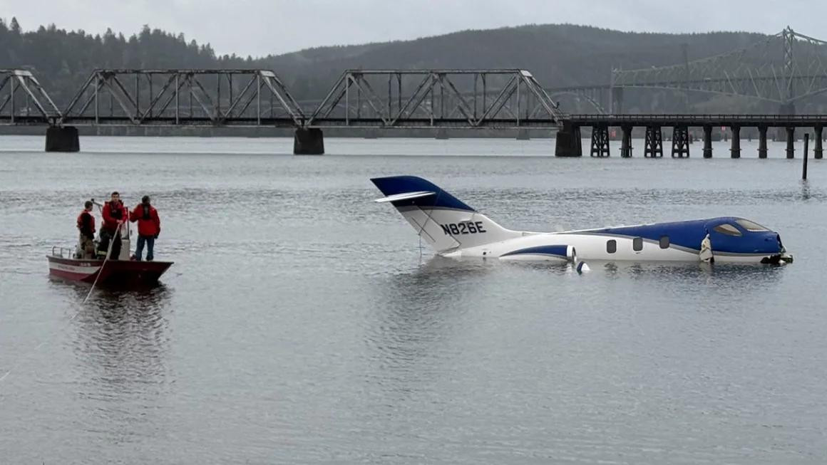 Máy bay trượt khỏi đường băng sân bay rồi lao xuống nước khiến 5 người bị thương. Ảnh: Sân bay khu vực Tây Nam Oregon.
