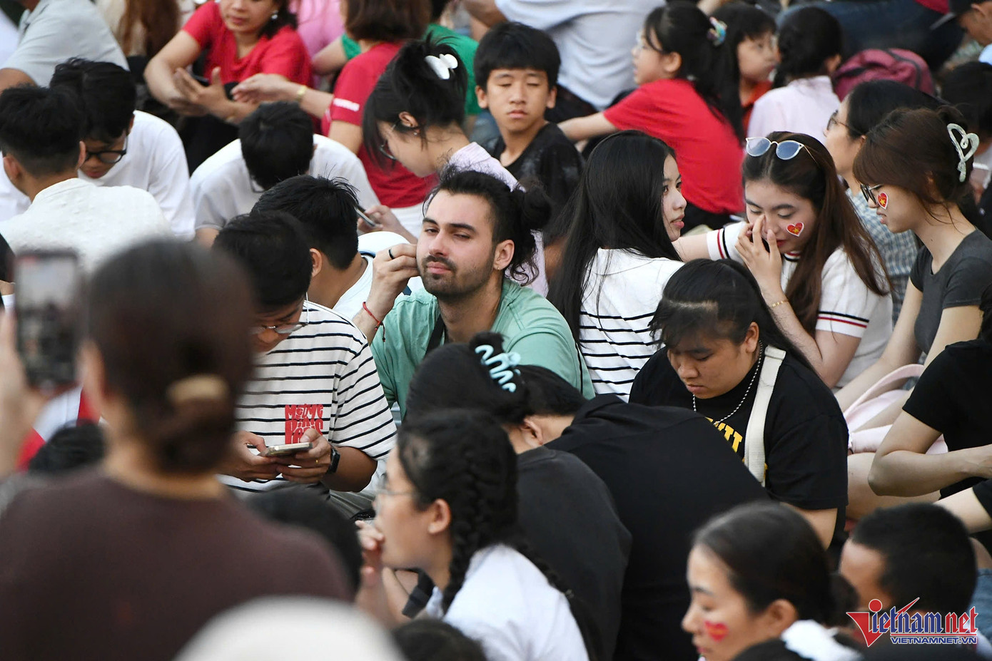 Không ít du khách nước ngoài cũng ngồi đợi từ sớm để chiêm ngưỡng pháo hoa.