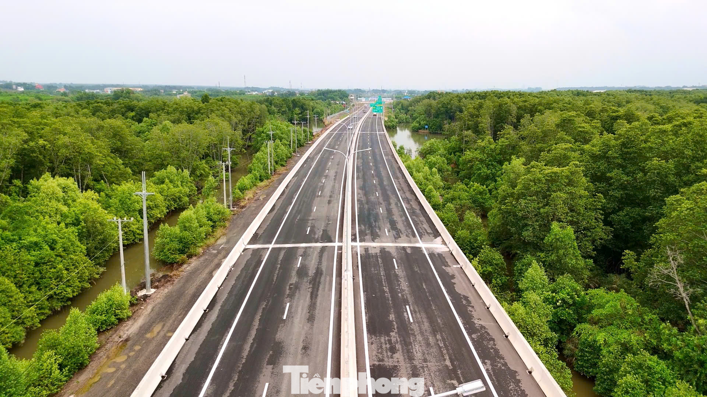 Đoạn Km0+700 - Km21+850 và đoạn Km50+530 - Km57+581 thuộc dự án cao tốc Bến Lức - Long Thành sẽ được khai thác tạm từ 18h hôm nay (28/4). Ảnh: Trọng Tài.