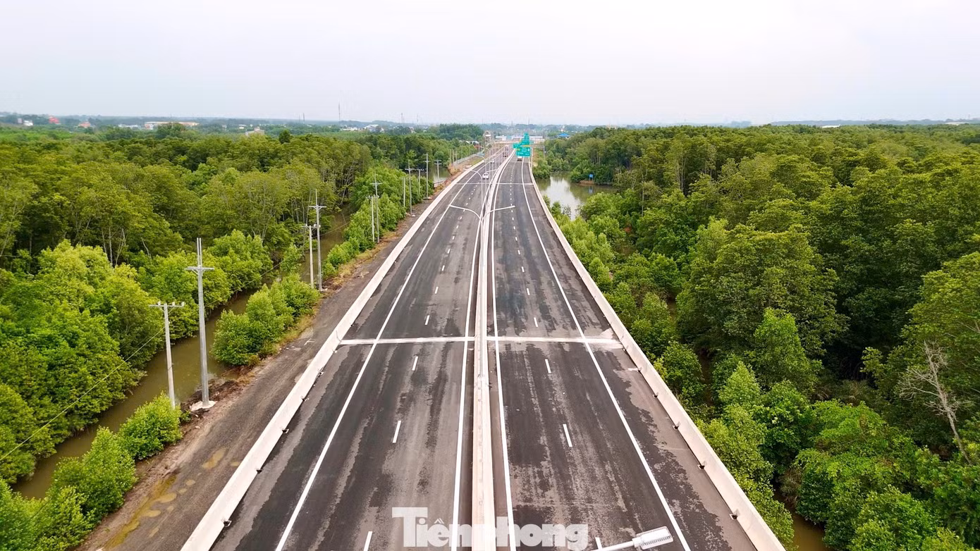 Đoạn Km0+700 - Km21+850 và đoạn Km50+530 - Km57+581 thuộc dự án cao tốc Bến Lức - Long Thành sẽ được khai thác tạm từ 18h hôm nay (28/4). Ảnh: Trọng Tài.