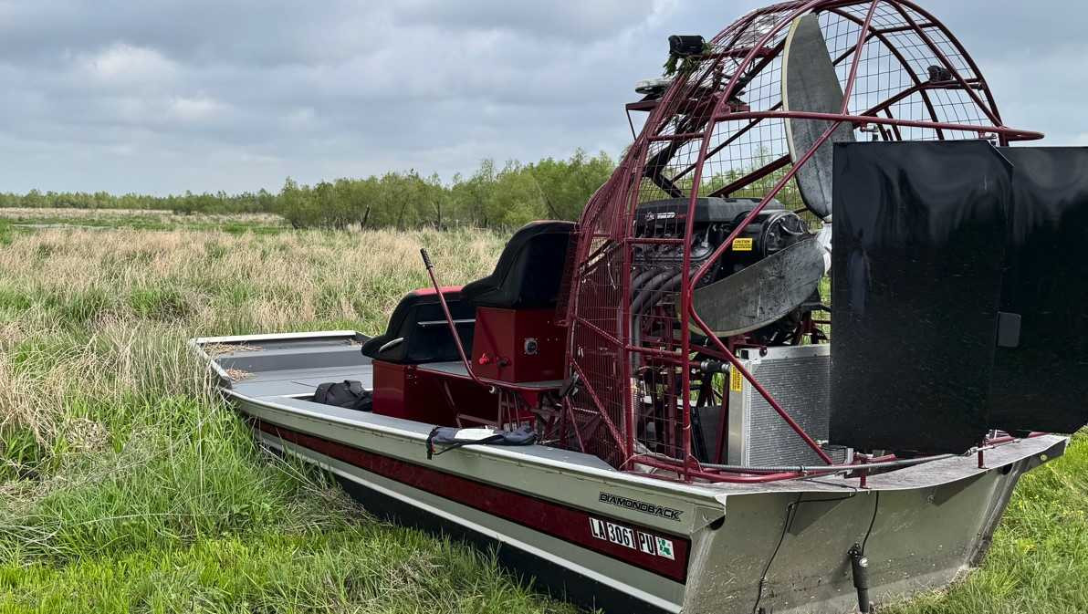 Mọi nỗ lực tìm kiếm và cứu hộ ngay sau vụ tai nạn gặp phải cản trở vì vị trí máy bay rơi là một vùng đầm lầy. Ảnh: Fox8.