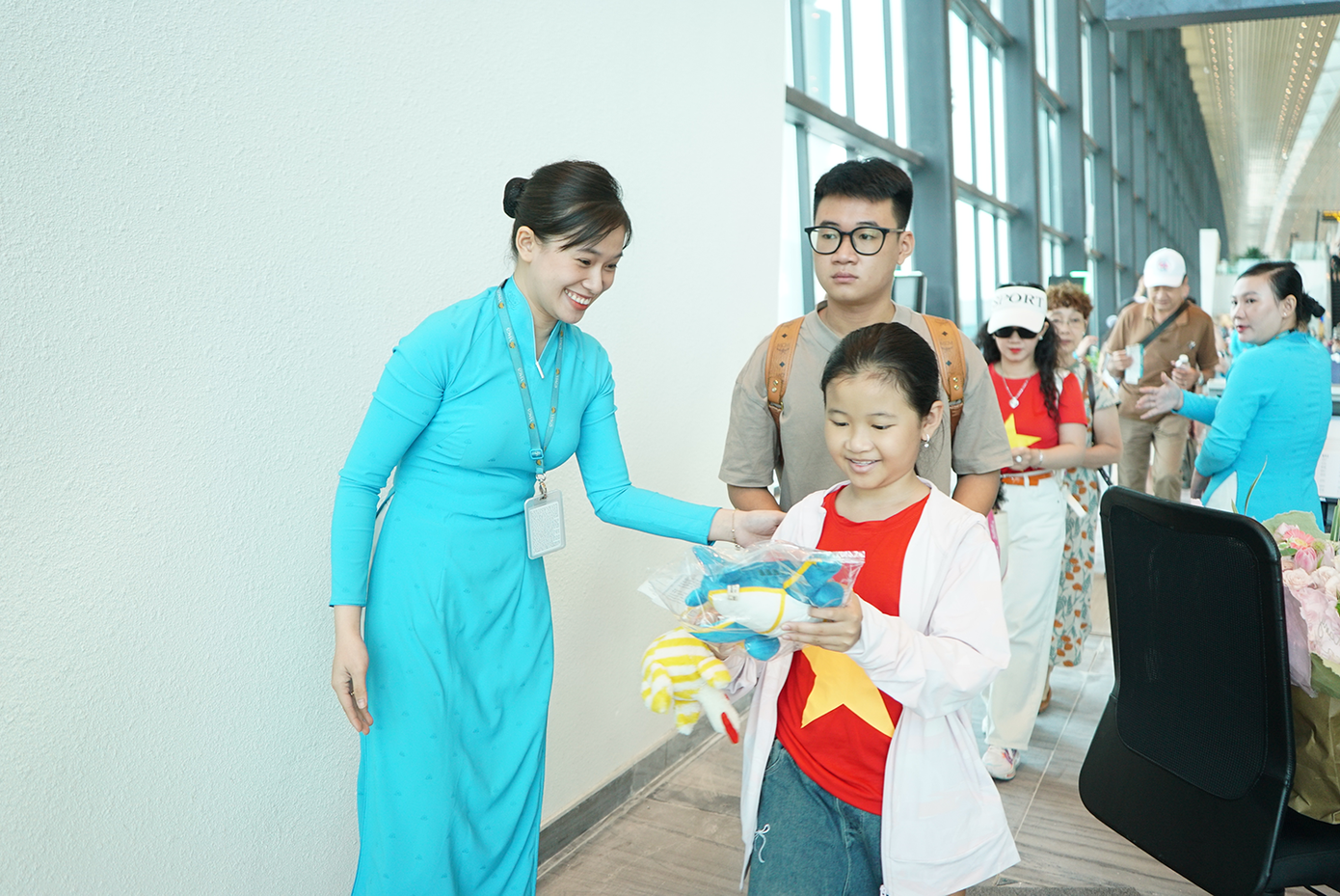 Tại sự kiện, ông Đặng Ngọc Hòa - Chủ tịch HĐQT Vietnam Airlines - chia sẻ: “Việc nhà ga T3 chính thức đi vào hoạt động là bước tiến lớn trong quá trình hiện đại hóa hạ tầng hàng không. Vietnam Airlines rất vinh dự được đồng hành bằng chuyến bay đặc biệt mang hình ảnh Chim Lạc - biểu tượng khát vọng bay cao của dân tộc, đúng vào dịp hướng tới kỷ niệm 50 năm thống nhất đất nước. Đây là minh chứng cho cam kết của chúng tôi trong việc nâng cao chất lượng dịch vụ, tiên phong đổi mới và lan tỏa bản sắc Việt trên hành trình vươn ra thế giới". Ảnh: VNA.