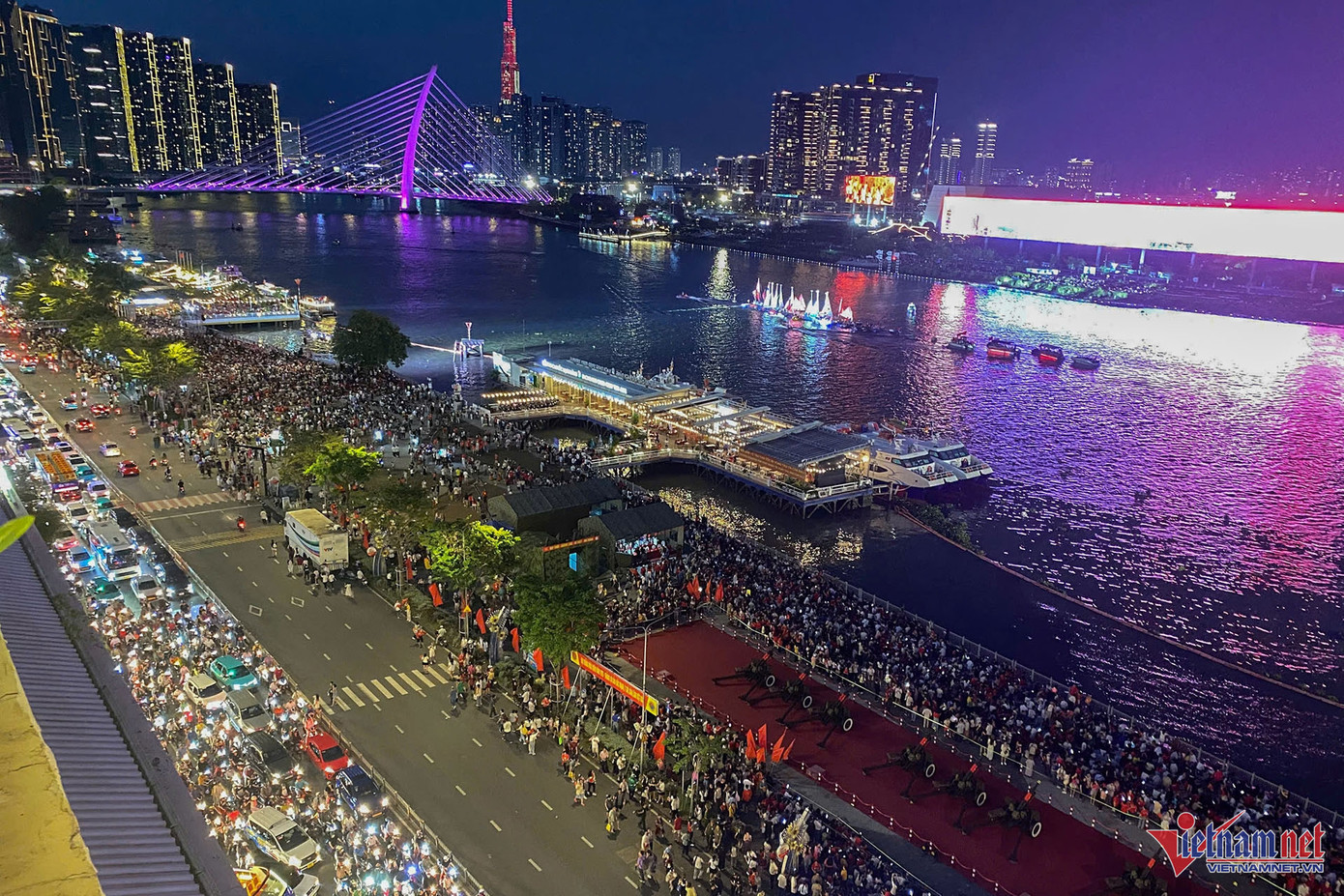 Bờ sông Sài Gòn ken kín người chờ xem pháo hoa lúc 19h30.