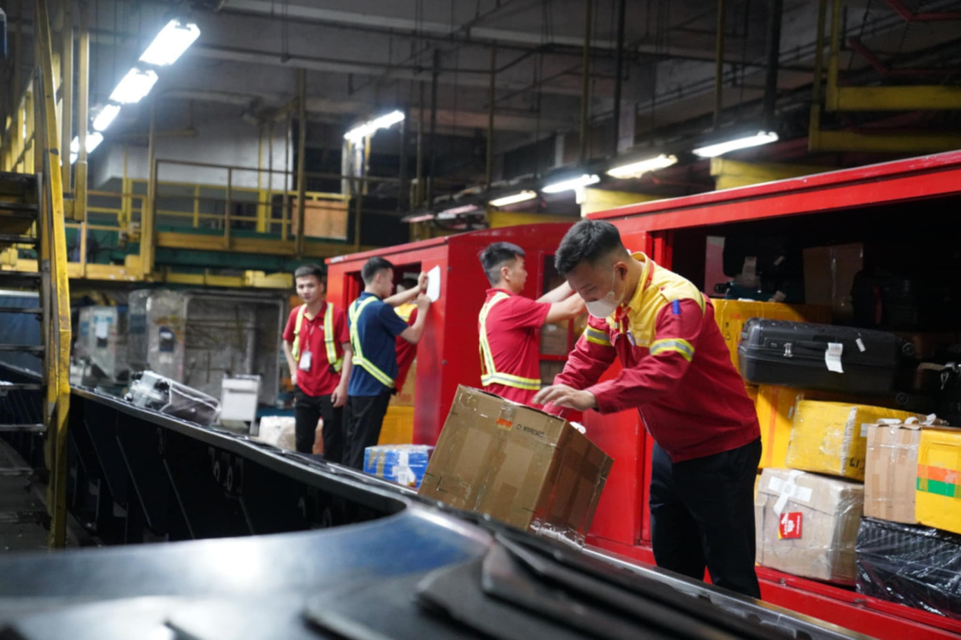 Hơn 1.000 nhân viên mặt đất của Vietjet bắt đầu phục vụ hành khách từ 20/4. Ảnh: VJ. Hơn 1.000 nhân viên mặt đất của Vietjet bắt đầu phục vụ hành khách từ 20/4. Ảnh: VJ.