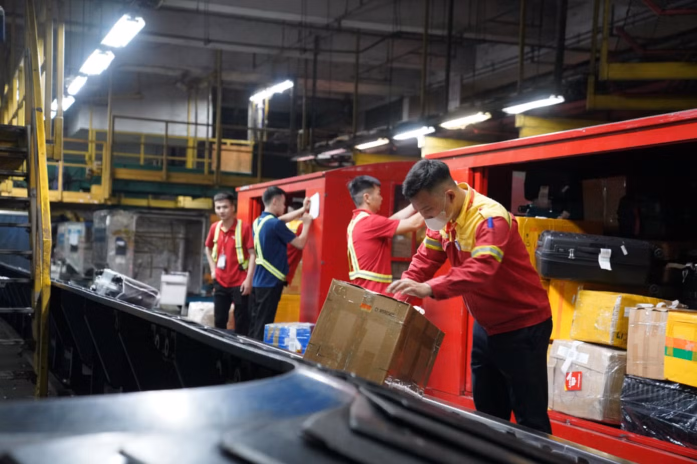 Hơn 1.000 nhân viên mặt đất của Vietjet bắt đầu phục vụ hành khách từ 20/4. Ảnh: VJ. Hơn 1.000 nhân viên mặt đất của Vietjet bắt đầu phục vụ hành khách từ 20/4. Ảnh: VJ.