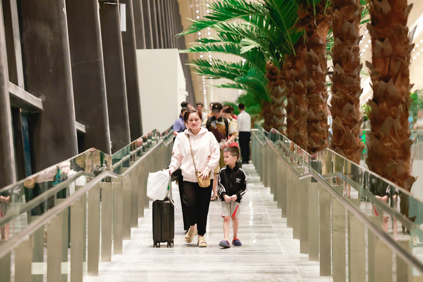 Là một trong những hành khách đầu tiên đặt chân đến nhà ga T3 tại Cảng HKQT Tân Sơn Nhất, chị Trần Thị Hương bày tỏ bản thân rất ấn tượng với hệ thống thông tin chuyến bay điện tử rõ ràng và dễ theo dõi, các quầy check-in và khu vực soi chiếu an ninh được tổ chức chuyên nghiệp, giảm thiểu thời gian chờ đợi. Do đó bản thân nữ hành khách khách này cảm thấy thoải mái và hài lòng với chất lượng hạ tầng cũng như dịch vụ tại nhà ga T3.