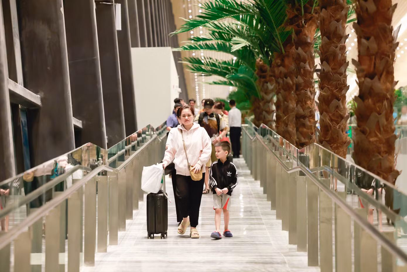 Là một trong những hành khách đầu tiên đặt chân đến nhà ga T3 tại Cảng HKQT Tân Sơn Nhất, chị Trần Thị Hương bày tỏ bản thân rất ấn tượng với hệ thống thông tin chuyến bay điện tử rõ ràng và dễ theo dõi, các quầy check-in và khu vực soi chiếu an ninh được tổ chức chuyên nghiệp, giảm thiểu thời gian chờ đợi. Do đó bản thân nữ hành khách khách này cảm thấy thoải mái và hài lòng với chất lượng hạ tầng cũng như dịch vụ tại nhà ga T3. Là một trong những hành khách đầu tiên đặt chân đến nhà ga T3 tại Cảng HKQT Tân Sơn Nhất, chị Trần Thị Hương bày tỏ bản thân rất ấn tượng với hệ thống thông tin chuyến bay điện tử rõ ràng và dễ theo dõi, các quầy check-in và khu vực soi chiếu an ninh được tổ chức chuyên nghiệp, giảm thiểu thời gian chờ đợi. Do đó bản thân nữ hành khách khách này cảm thấy thoải mái và hài lòng với chất lượng hạ tầng cũng như dịch vụ tại nhà ga T3.