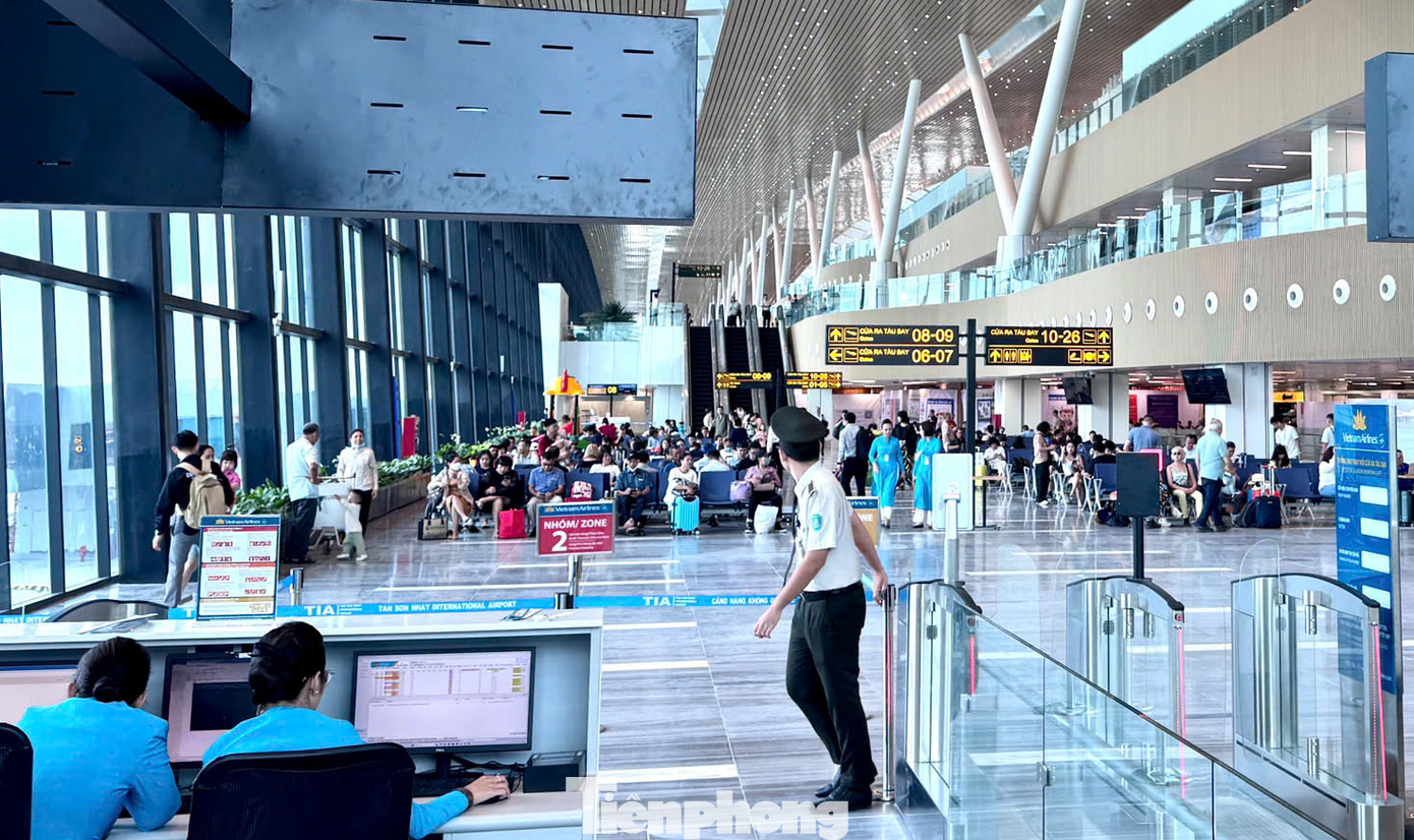 Các hãng hàng không tăng cường chuyến bay vào khung giờ đêm do thiếu máy bay. Ảnh: Trọng Tài.