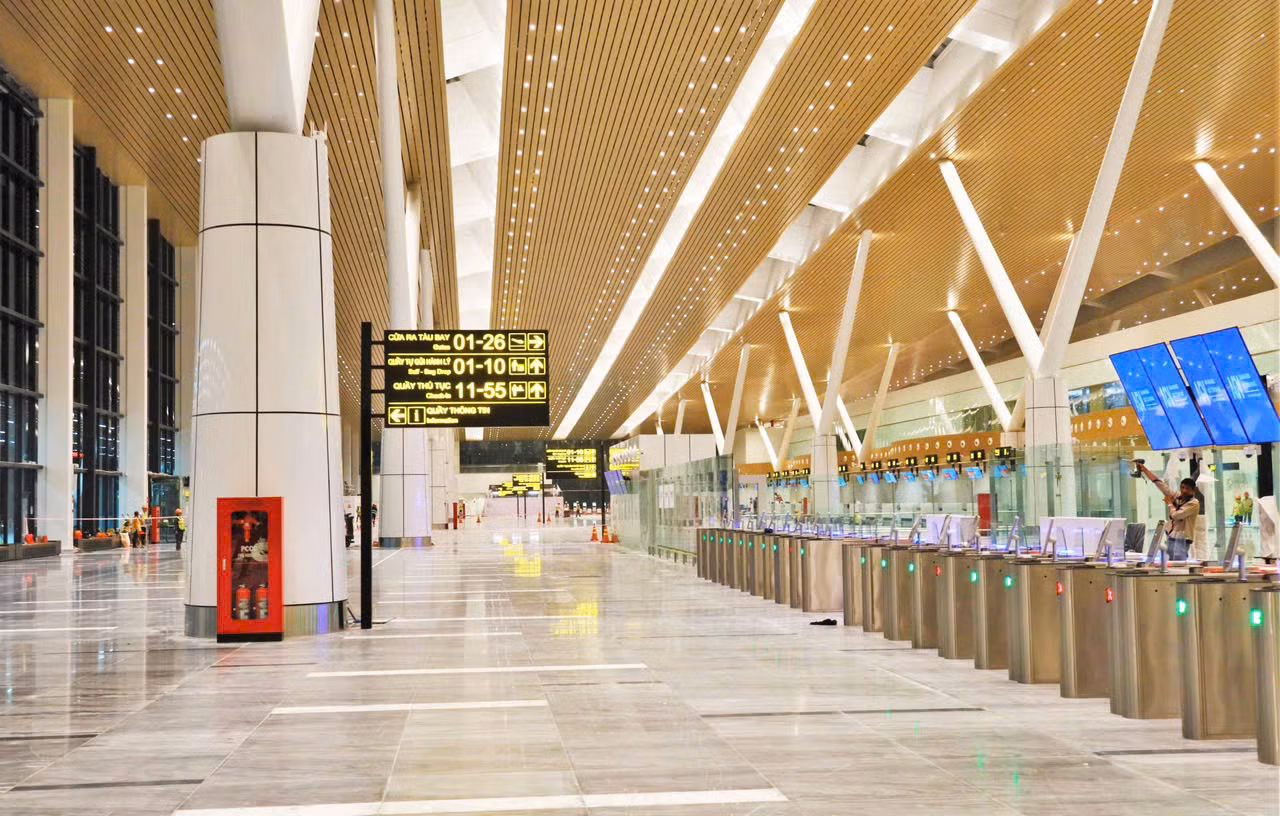 Là một trong những hành khách đầu tiên đặt chân đến nhà ga T3 tại Cảng HKQT Tân Sơn Nhất, chị Trần Thị Hương bày tỏ bản thân rất ấn tượng với hệ thống thông tin chuyến bay điện tử rõ ràng và dễ theo dõi, các quầy check-in và khu vực soi chiếu an ninh được tổ chức chuyên nghiệp, giảm thiểu thời gian chờ đợi. Do đó bản thân nữ hành khách khách này cảm thấy thoải mái và hài lòng với chất lượng hạ tầng cũng như dịch vụ tại nhà ga T3. Là một trong những hành khách đầu tiên đặt chân đến nhà ga T3 tại Cảng HKQT Tân Sơn Nhất, chị Trần Thị Hương bày tỏ bản thân rất ấn tượng với hệ thống thông tin chuyến bay điện tử rõ ràng và dễ theo dõi, các quầy check-in và khu vực soi chiếu an ninh được tổ chức chuyên nghiệp, giảm thiểu thời gian chờ đợi. Do đó bản thân nữ hành khách khách này cảm thấy thoải mái và hài lòng với chất lượng hạ tầng cũng như dịch vụ tại nhà ga T3.