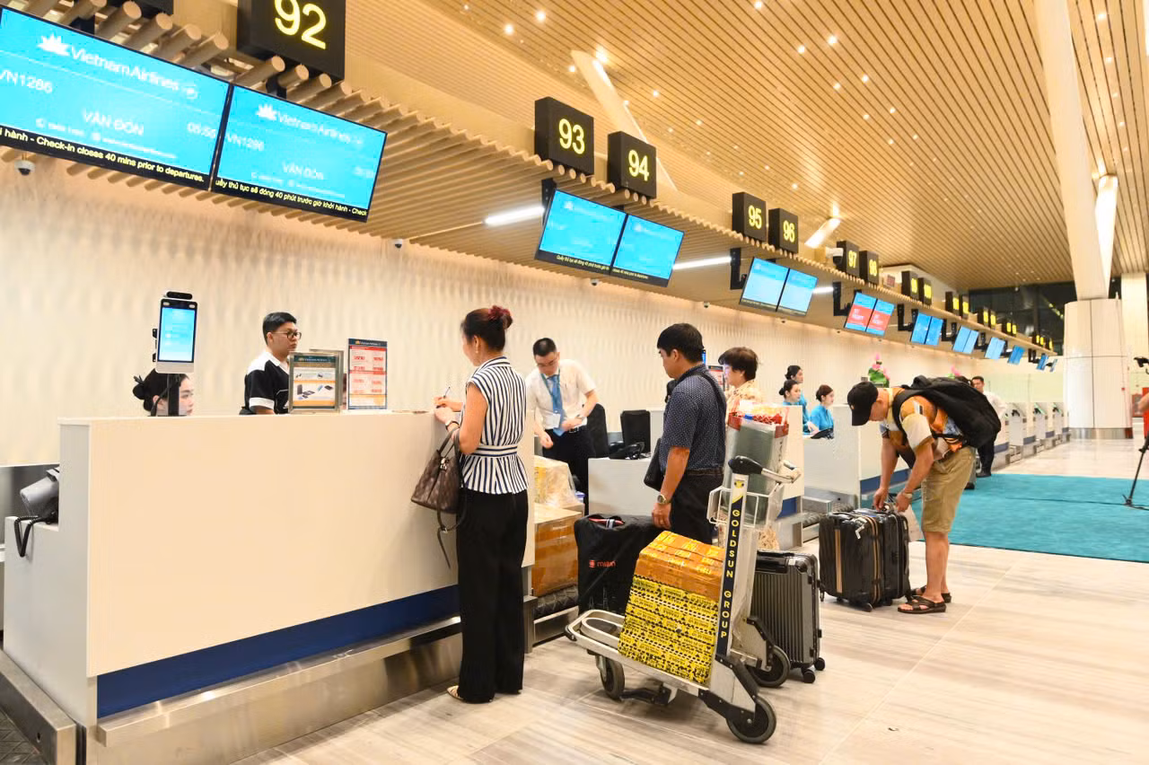 Dự kiến, Vietnam Airlines sẽ bố trí các quầy làm thủ tục tại nhà ga T3 từ số 56 đến 109, cùng 22 quầy làm thủ tục tự động nhằm giúp hành khách tiết kiệm thời gian và tăng tính chủ động. Dự kiến, Vietnam Airlines sẽ bố trí các quầy làm thủ tục tại nhà ga T3 từ số 56 đến 109, cùng 22 quầy làm thủ tục tự động nhằm giúp hành khách tiết kiệm thời gian và tăng tính chủ động.