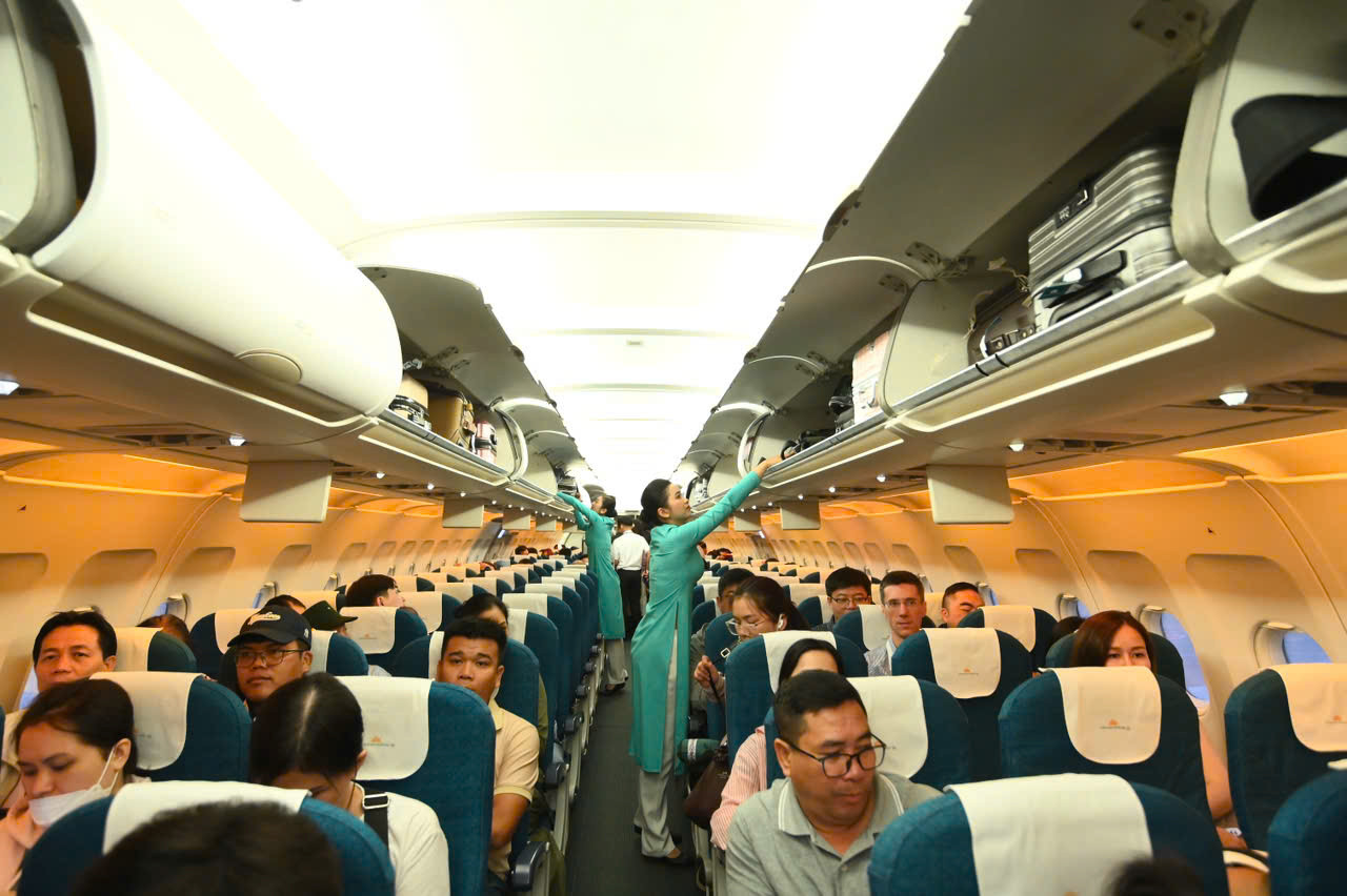 Hôm nay (17/4), nhà ga quốc nội T3 - Cảng Hàng không quốc tế (HKQT) Tân Sơn Nhất đã khai thác chuyến bay thương mại đầu tiên mang số hiệu VN1286 của Vietnam Airlines, chuyên chở 105 hành khách từ TPHCM đi Vân Đồn (Quảng Ninh).