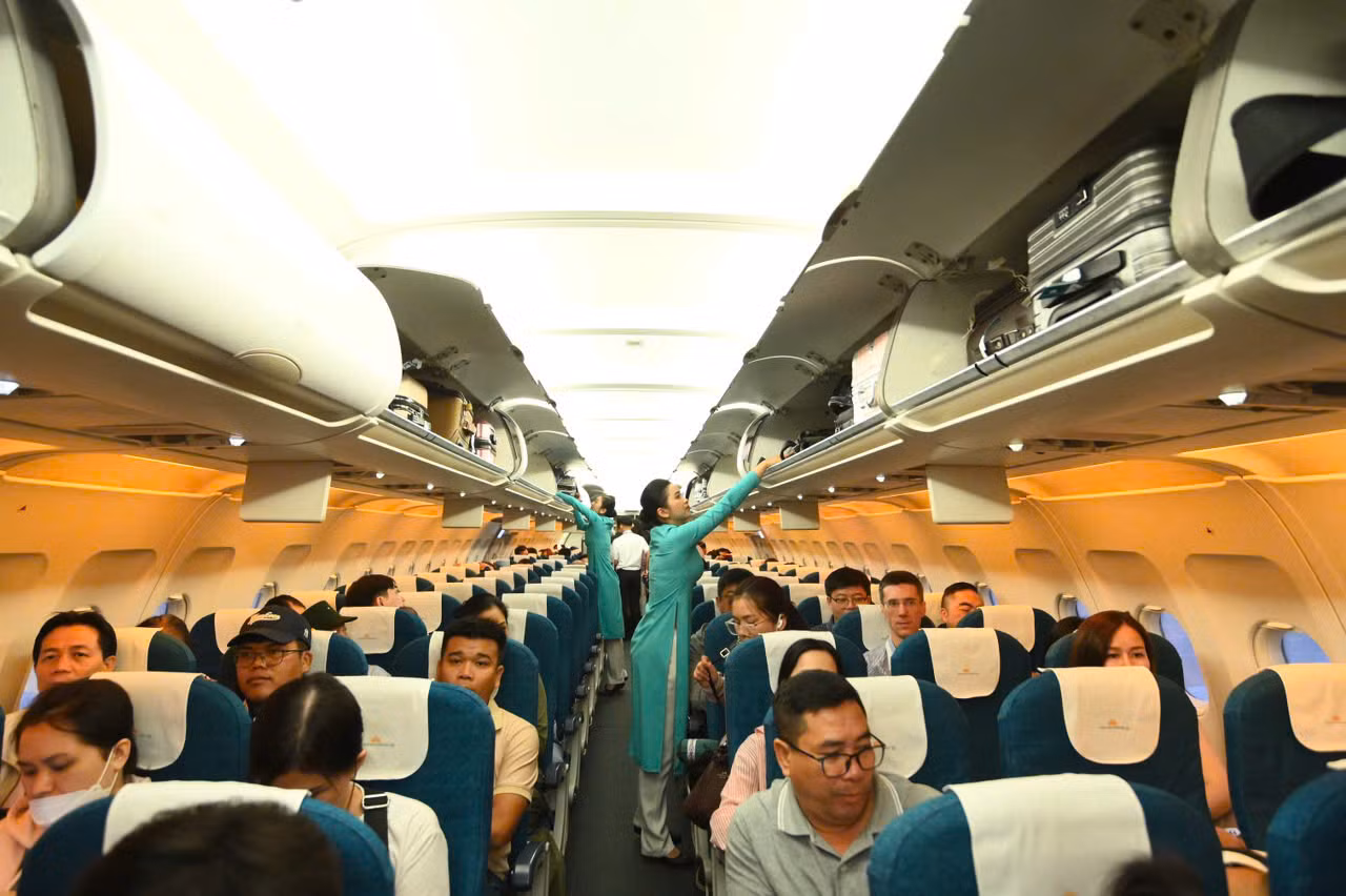 Hôm nay (17/4), nhà ga quốc nội T3 - Cảng Hàng không quốc tế (HKQT) Tân Sơn Nhất đã khai thác chuyến bay thương mại đầu tiên mang số hiệu VN1286 của Vietnam Airlines, chuyên chở 105 hành khách từ TPHCM đi Vân Đồn (Quảng Ninh). Hôm nay (17/4), nhà ga quốc nội T3 - Cảng Hàng không quốc tế (HKQT) Tân Sơn Nhất đã khai thác chuyến bay thương mại đầu tiên mang số hiệu VN1286 của Vietnam Airlines, chuyên chở 105 hành khách từ TPHCM đi Vân Đồn (Quảng Ninh).