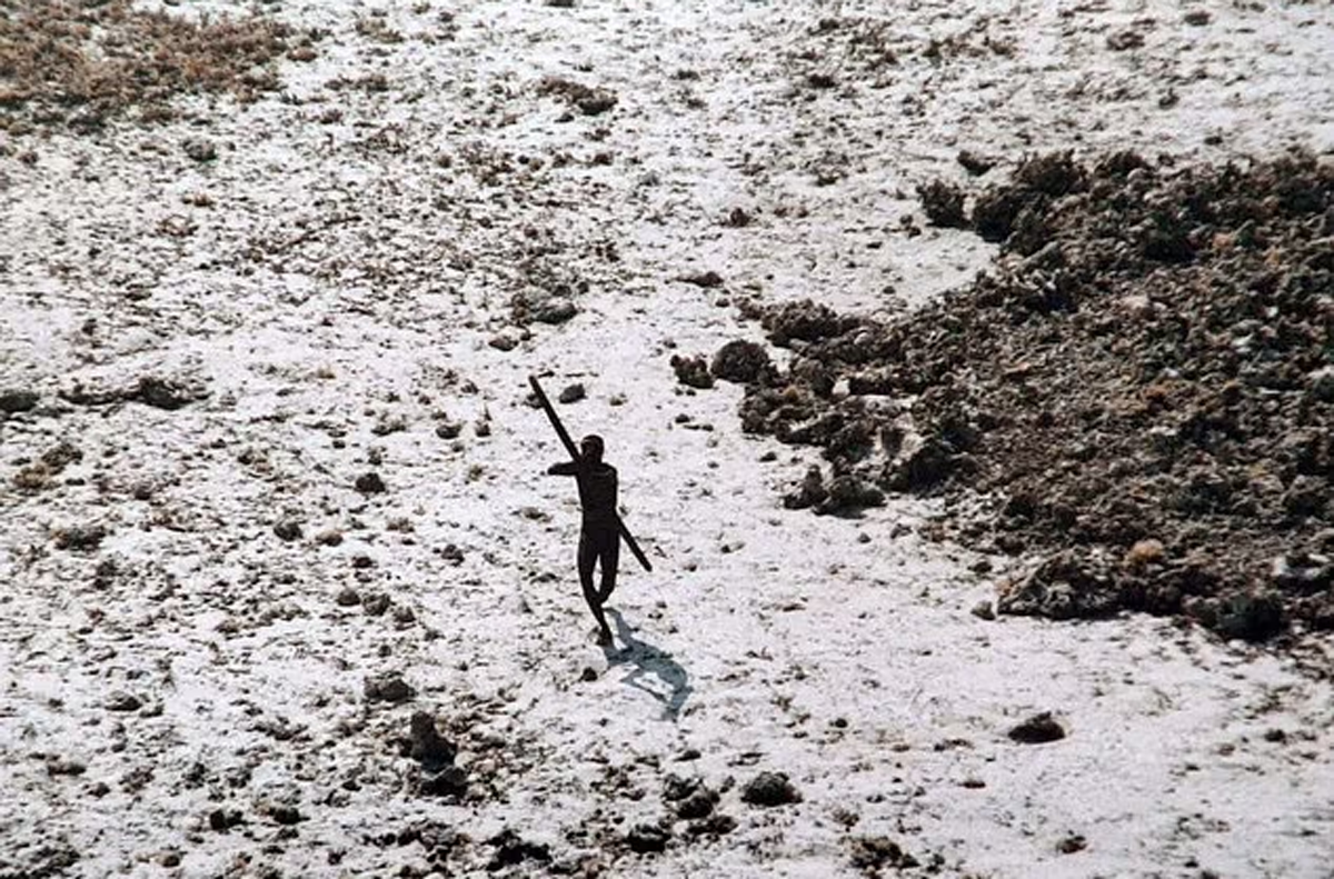 Một người đàn ông tộc Sentinel đang giương cung bắn tên vào một chiếc trực thăng đang bay ngang qua, cách đây hơn thập kỷ. Ảnh: Cảnh sát biển Ấn Độ. Một người đàn ông tộc Sentinel đang giương cung bắn tên vào một chiếc trực thăng đang bay ngang qua, cách đây hơn thập kỷ. Ảnh: Cảnh sát biển Ấn Độ.