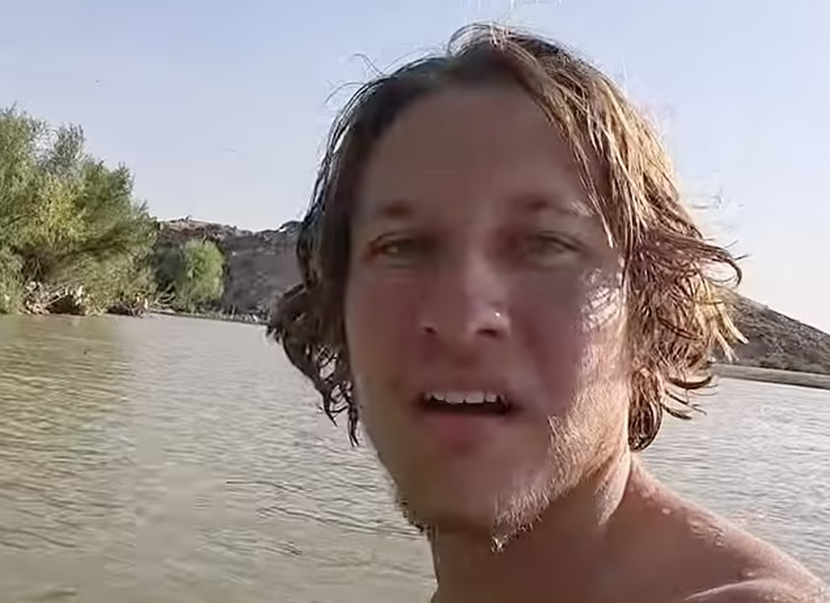 Nam du khách người Mỹ tên Mykhailo Viktorovych Polyakov (24 tuổi) bị bắt vì đột nhập đảo cấm rồi để lại lon coca cola cùng quả dừa. Ảnh: Daily Mail. Nam du khách người Mỹ tên Mykhailo Viktorovych Polyakov (24 tuổi) bị bắt vì đột nhập đảo cấm rồi để lại lon coca cola cùng quả dừa. Ảnh: Daily Mail.