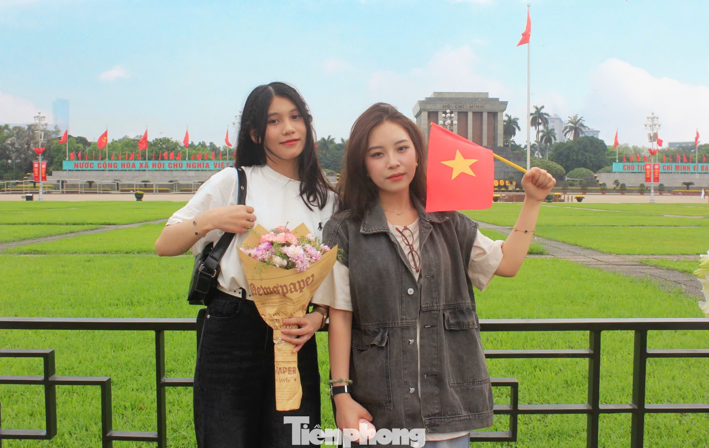 Trong hình là Quỳnh và Thu Nguyệt (cùng 23 tuổi, Phú Thọ) đang chụp ảnh khoe với bạn bè.