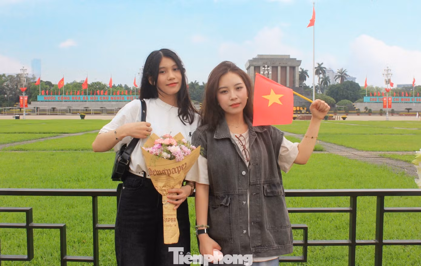 Trong hình là Quỳnh và Thu Nguyệt (cùng 23 tuổi, Phú Thọ) đang chụp ảnh khoe với bạn bè. Trong hình là Quỳnh và Thu Nguyệt (cùng 23 tuổi, Phú Thọ) đang chụp ảnh khoe với bạn bè.