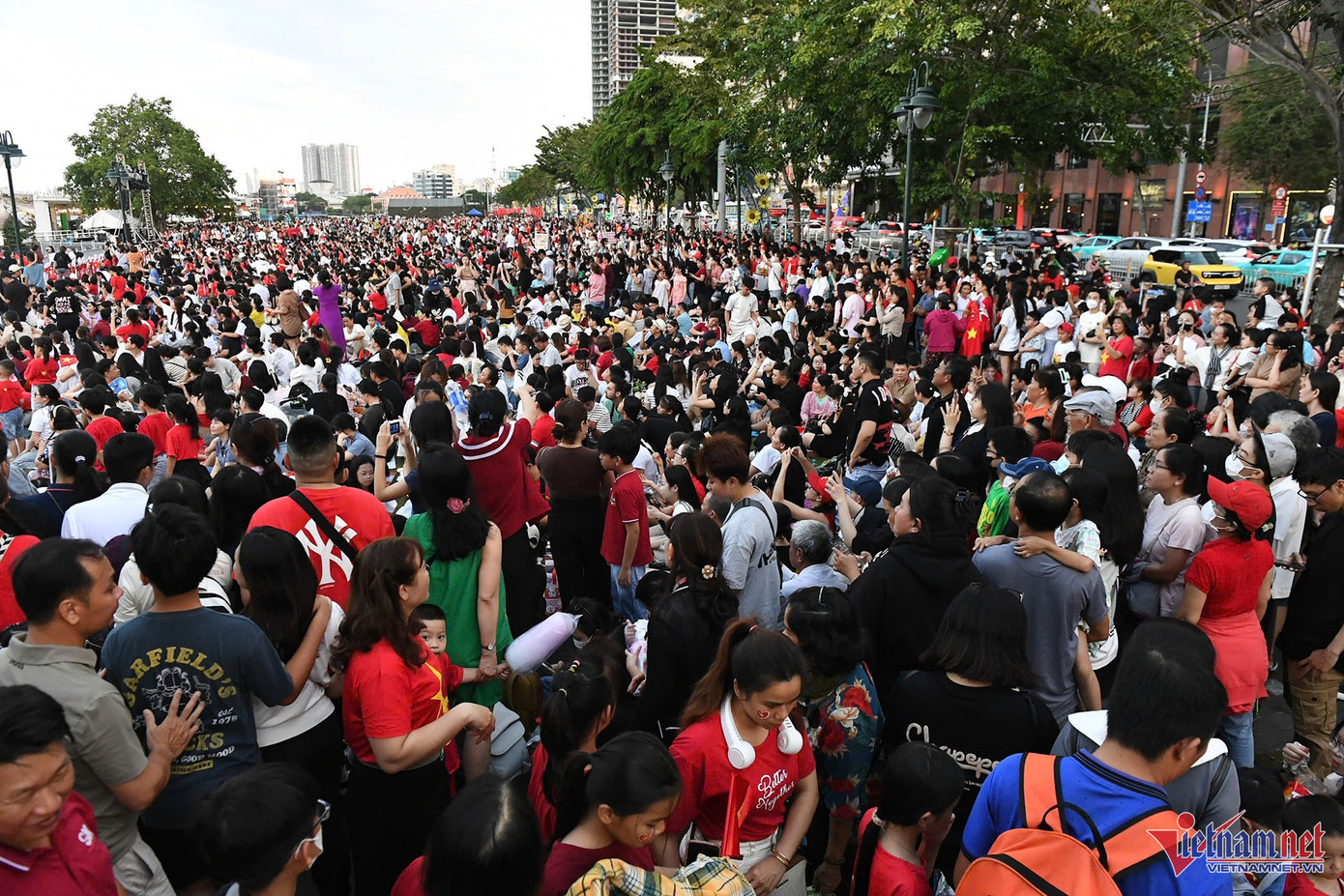 Lúc 17h15 tại khu vực ven sông Sài Gòn (gần tượng đài Đức Thánh Trần).