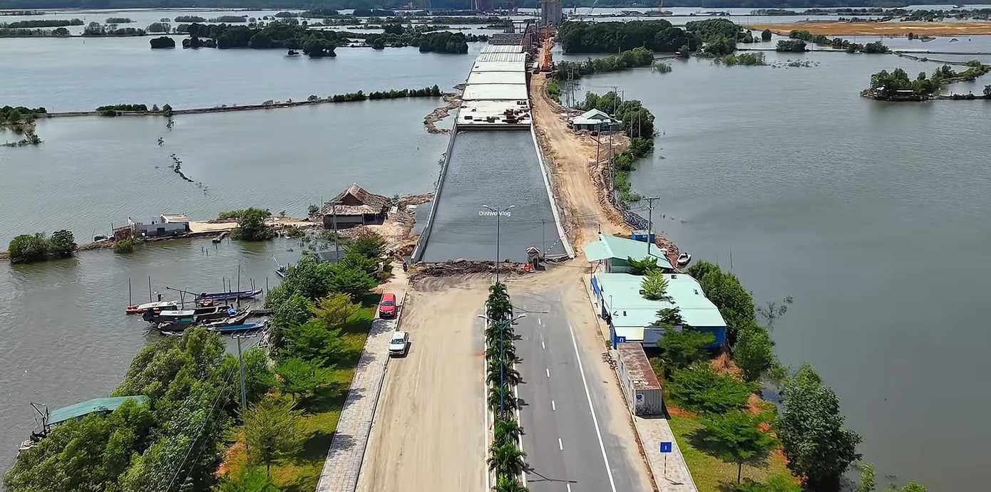 Phần đường dẫn trước cầu cạn đã được trải nhựa. Ảnh: Đình Võ