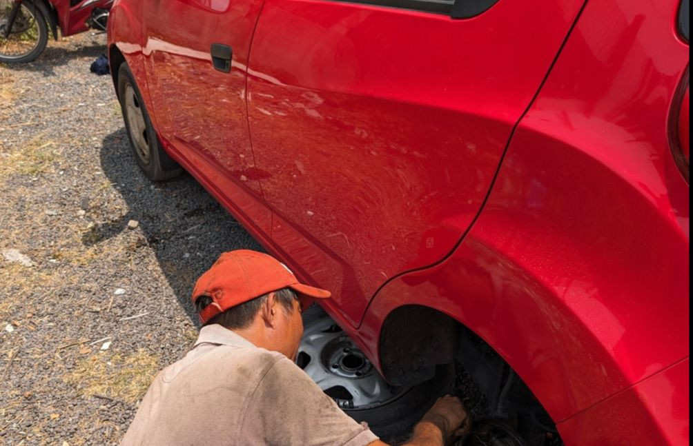 Hình ảnh "cò" dịch vụ mời chào chủ xe để được khắc phục hư hỏng, khiếm khuyết phương tiện với cam kết "bao đậu" trước CSĐK năm ngoái. Ảnh: NCCC.