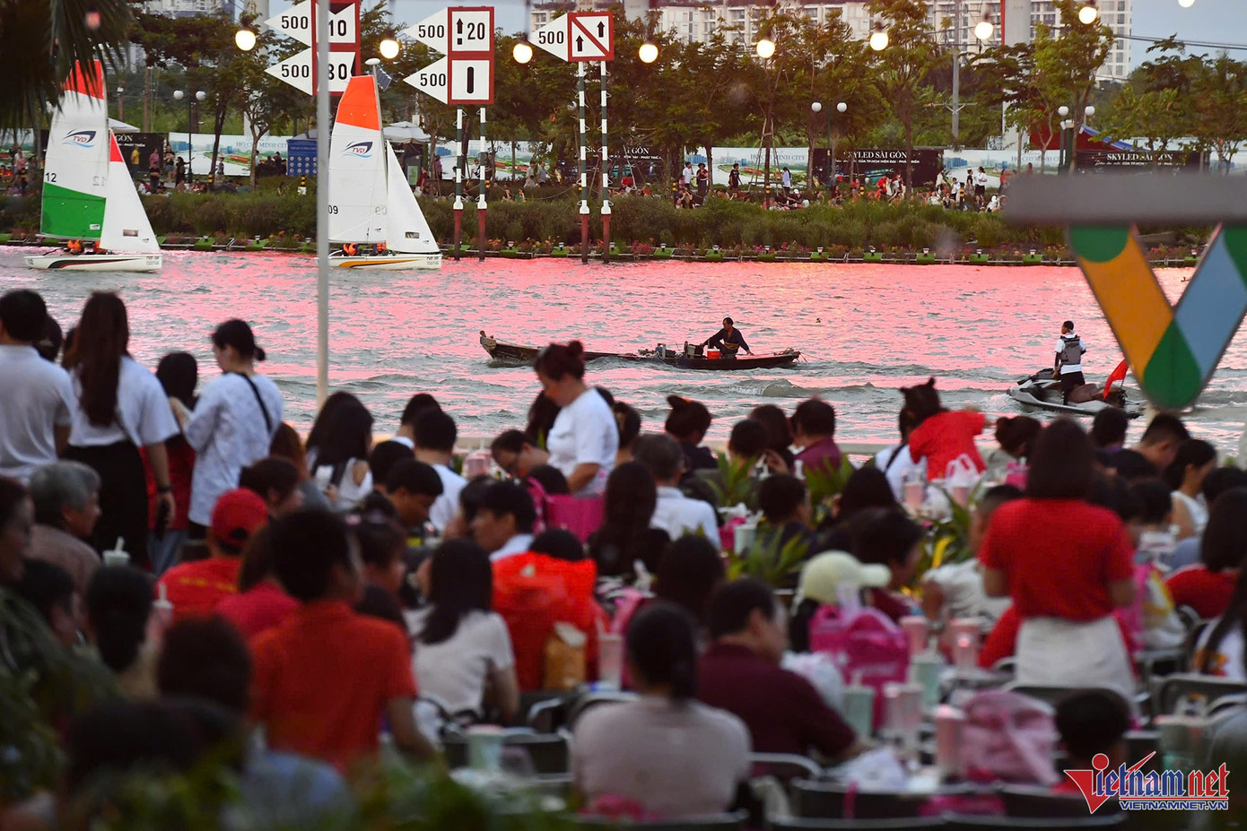 Các hàng quán ven bờ sông có thể nhìn thấy khu vực bắn pháo hoa đã chật kín ghế ngồi từ 16h.