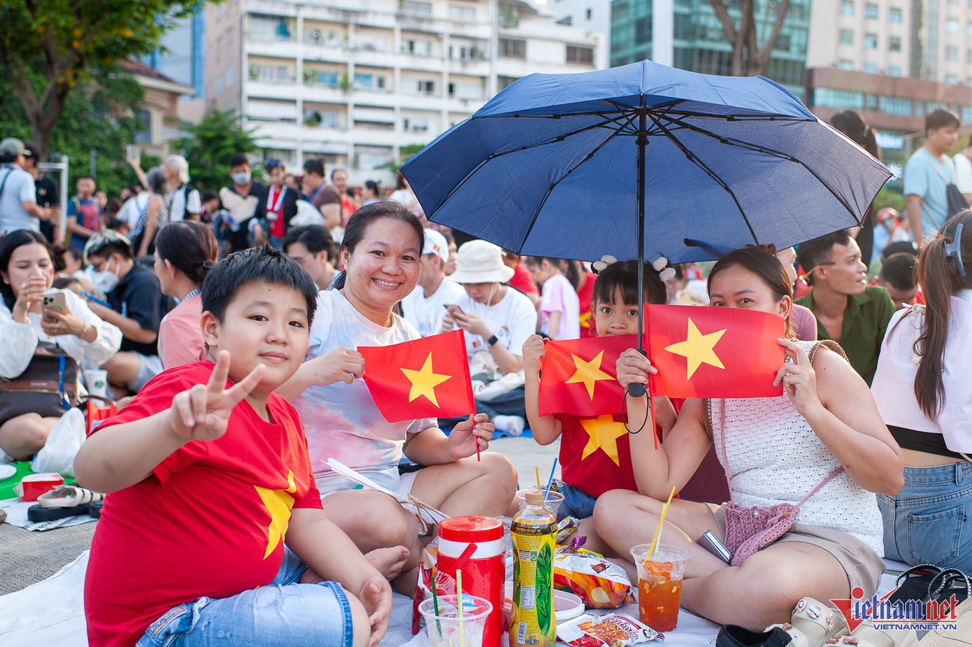 Nhiều gia đình mang theo bạt trải đến ngồi bên bờ sông Sài Gòn. Chị Nguyễn Thị Ngọc Mai (quận 7) cho biết, gia đình chị và em gái phải mang theo đồ ăn và nước uống từ nhà. "Ngày mai chúng tôi sẽ tiếp tục xem tổng duyệt chương trình diễu binh", chị Mai chia sẻ.