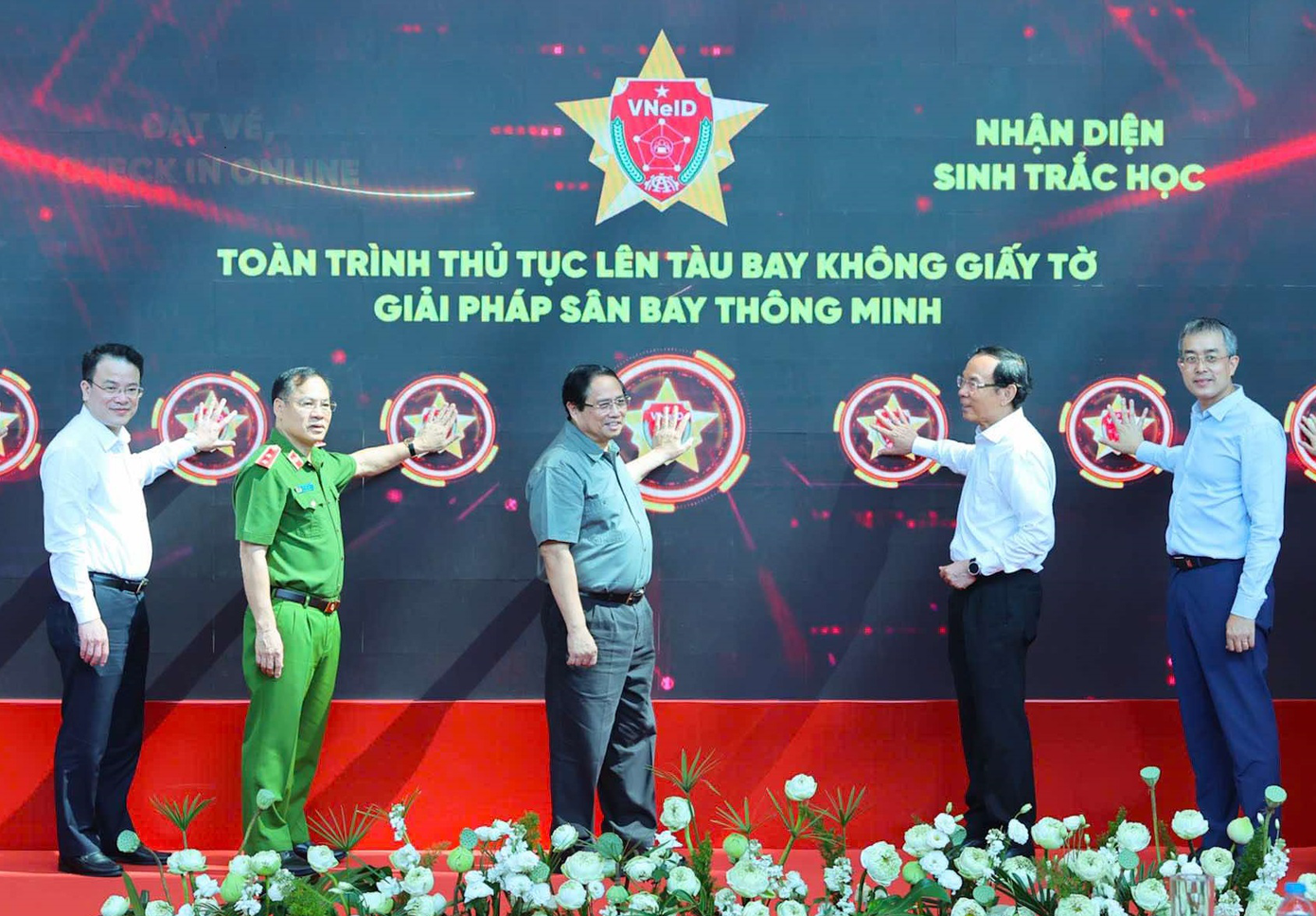 Trước thời điểm máy bay cất cánh, Thủ tướng Phạm Minh Chính cùng lãnh đạo các bộ, ban, ngành đã đến cửa ra máy bay số 12 của chuyến bay VN244 để trực tiếp kiểm tra quy trình làm thủ tục lên máy bay bằng công nghệ sinh trắc học, tích hợp trong ứng dụng VNeID. Ảnh: VNA.