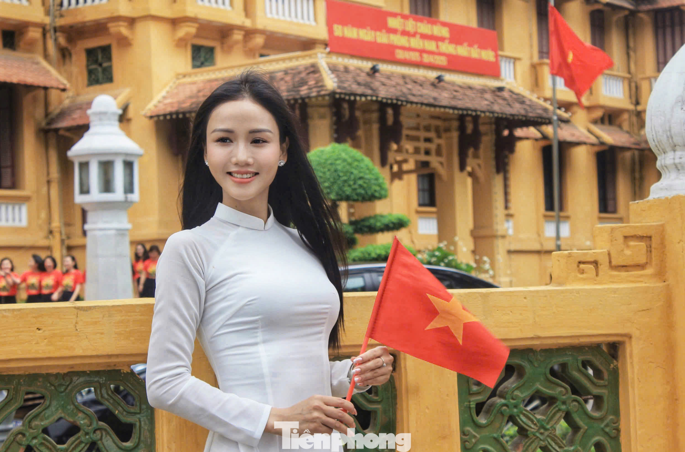 Thiếu nữ thướt tha trong tà áo dài ở Quảng trường Ba Đình và tòa nhà Bộ Ngoại giao.