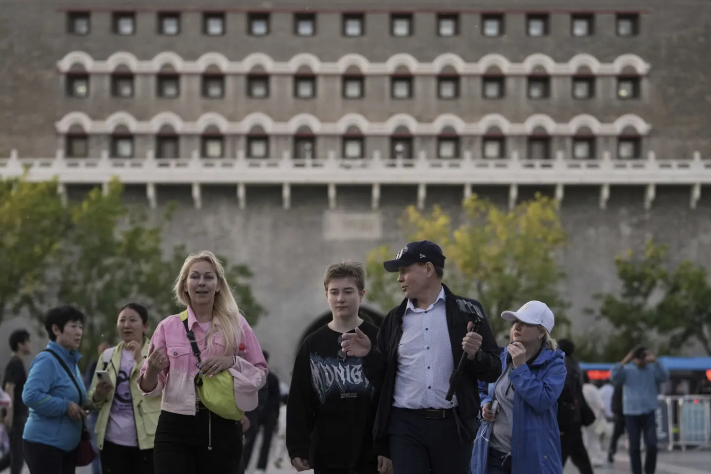 Dự báo lượng du khách nội địa và quốc tế của Trung Quốc sẽ bùng nổ trong kỳ nghỉ lễ 1/5. Ảnh: AP. Dự báo lượng du khách nội địa và quốc tế của Trung Quốc sẽ bùng nổ trong kỳ nghỉ lễ 1/5. Ảnh: AP.