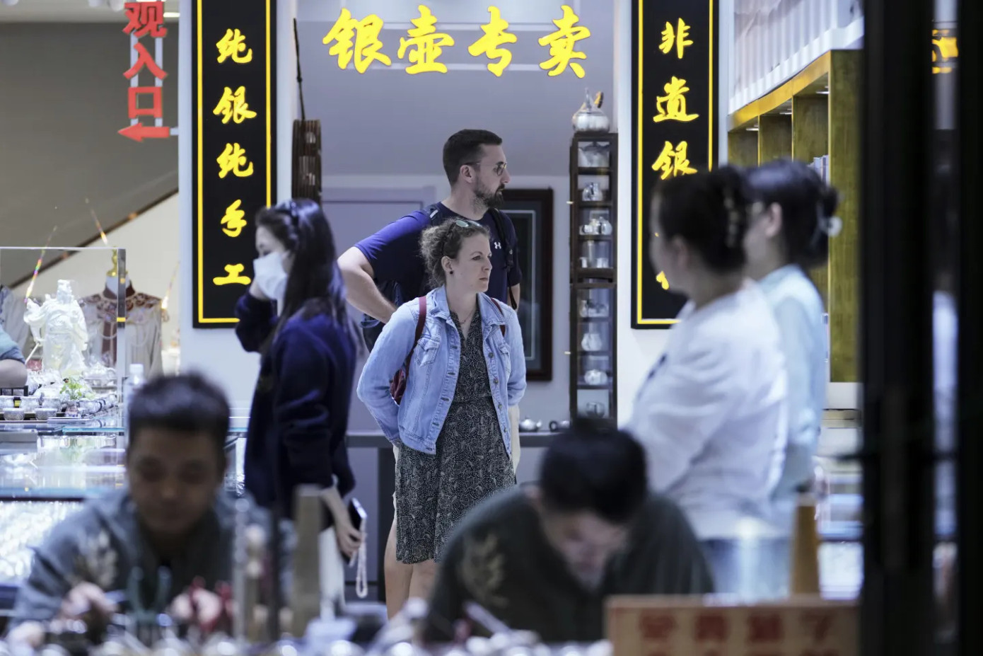 Trung Quốc hạ mức hoàn thuế cho khách du lịch để thúc đẩy chi tiêu. Ảnh: AP. Trung Quốc hạ mức hoàn thuế cho khách du lịch để thúc đẩy chi tiêu. Ảnh: AP.