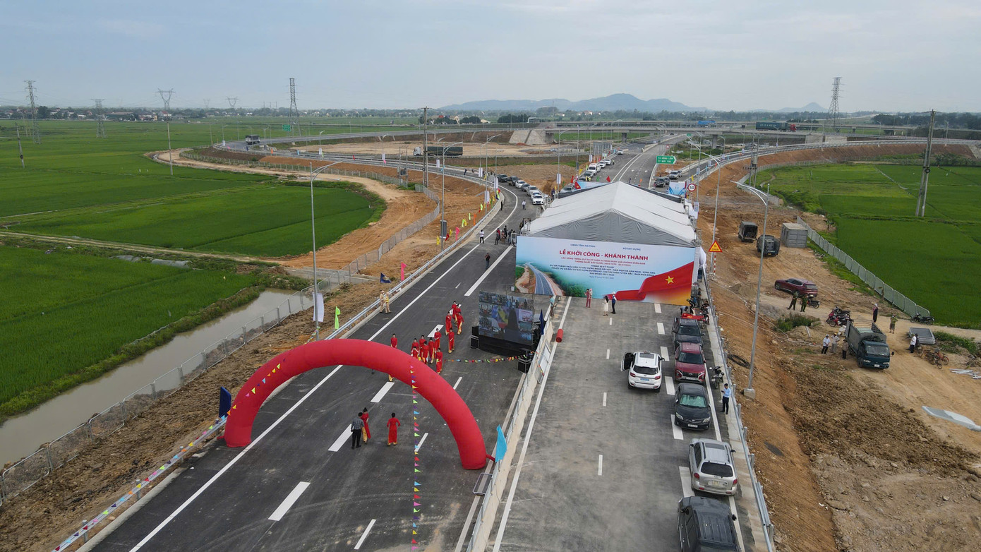 Khu vực tổ chức lễ thông xe hai dự án thành phần cao tốc Bắc – Nam đoạn Bãi Vọt - Hàm Nghi và Hàm Nghi - Vũng Áng. Ảnh: Báo Giao thông. Khu vực tổ chức lễ thông xe hai dự án thành phần cao tốc Bắc – Nam đoạn Bãi Vọt - Hàm Nghi và Hàm Nghi - Vũng Áng. Ảnh: Báo Giao thông.