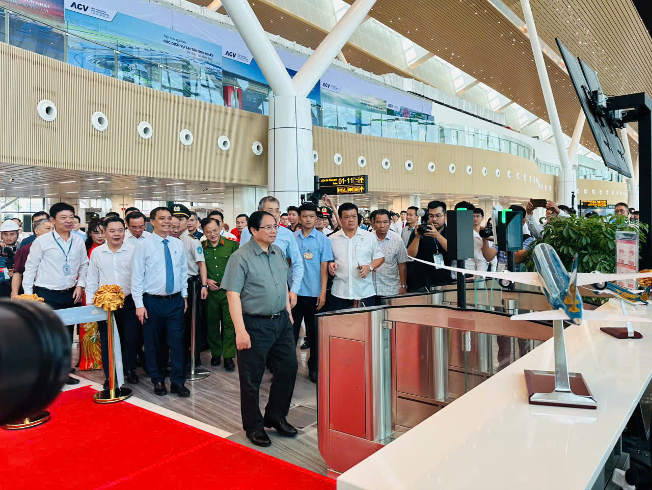 Thủ tướng Phạm Minh Chính tại lễ khánh thành nhà ga hành khách quốc nội T3 - Cảng HKQT Tân Sơn Nhất trong sáng 19/4. Ảnh: Báo Giao thông. Thủ tướng Phạm Minh Chính tại lễ khánh thành nhà ga hành khách quốc nội T3 - Cảng HKQT Tân Sơn Nhất trong sáng 19/4. Ảnh: Báo Giao thông.