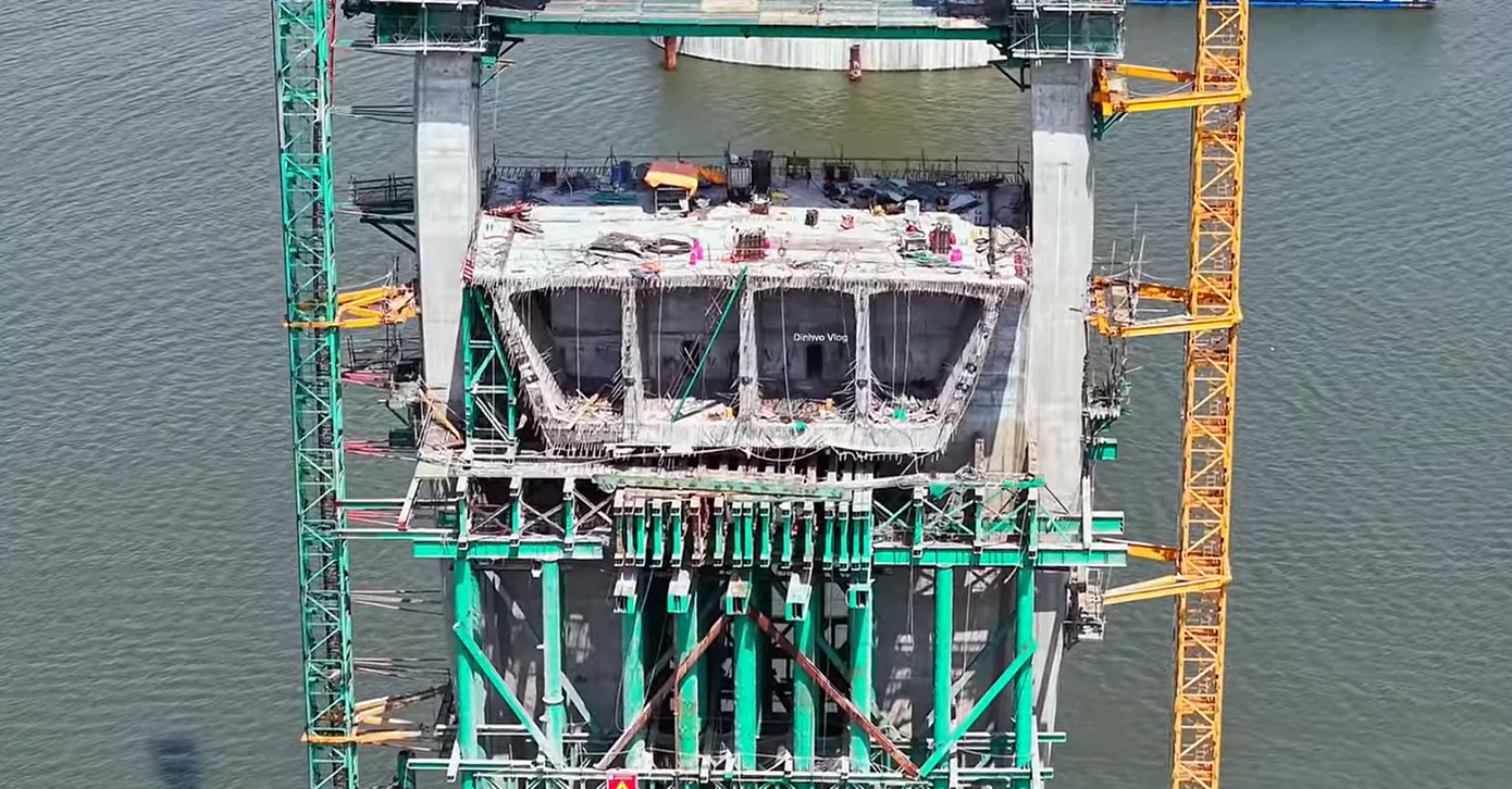 Mặt cầu Phước An được thiết kế quy mô 6 làn xe. Ảnh: Đình Võ