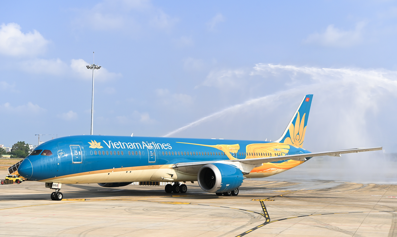 Trước đó, lúc 8h cùng ngày, chuyến bay VN243 hành trình Hà Nội - TPHCM do Vietnam Airlines khai thác trên chính chiếc Boeing 787 mang hình ảnh Chim Lạc đã hạ cánh tại nhà ga T3 - trở thành chuyến bay thương mại đầu tiên đến và sử dụng nhà ga T3. Ảnh: VNA.