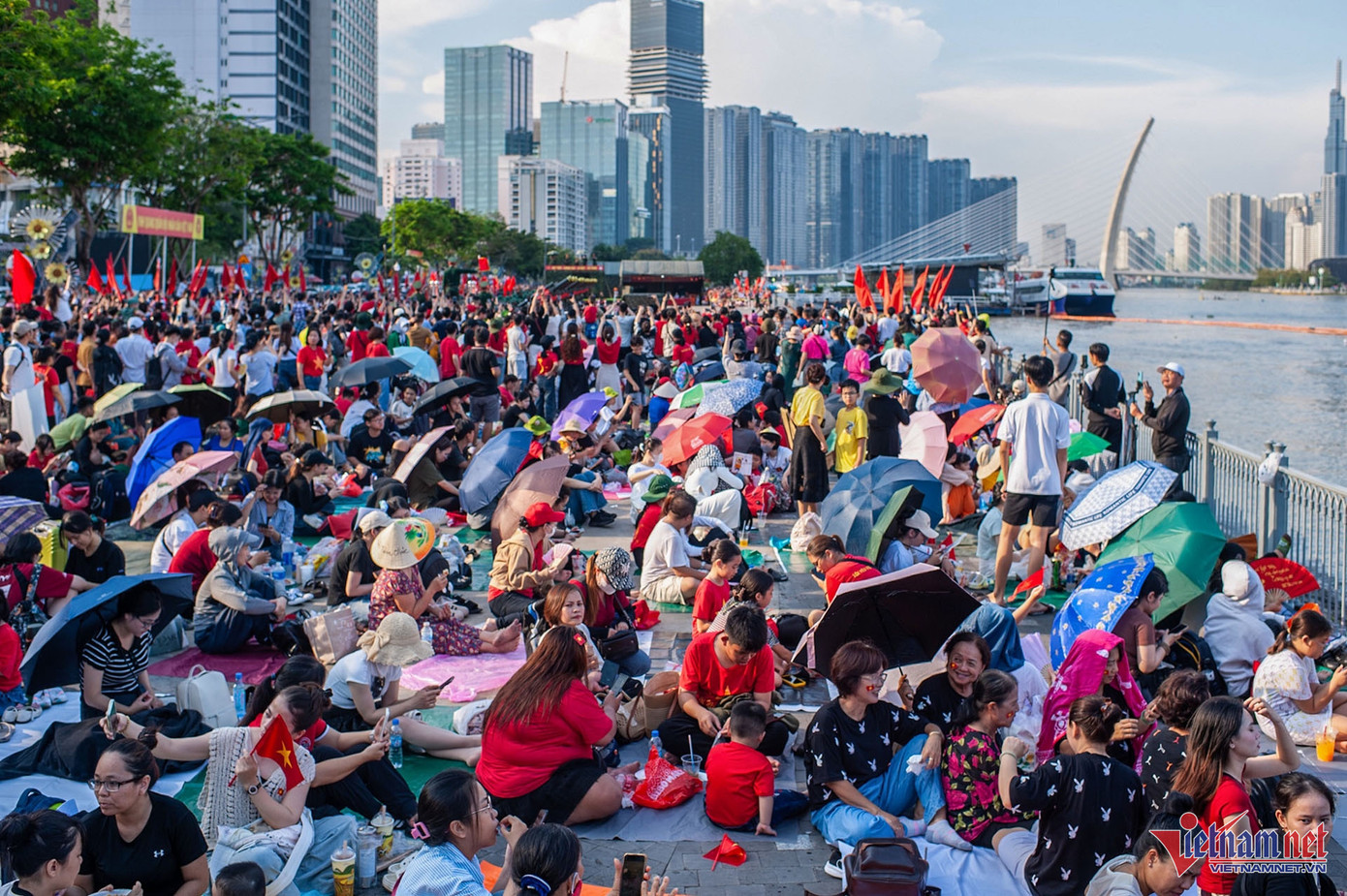 16h chiều 26/4, hàng nghìn người đã đổ về bến Bạch Đằng và phố Nguyễn Huệ để 'xí chỗ' đẹp xem màn trình diễn pháo hoa mừng 50 năm thống nhất đất nước.