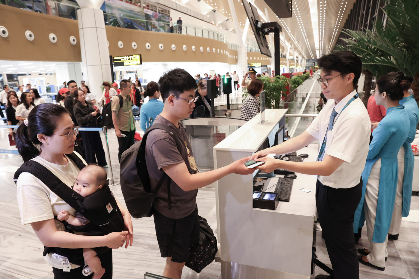 Hôm nay (17/4), nhà ga quốc nội T3 - Cảng Hàng không quốc tế (HKQT) Tân Sơn Nhất đã khai thác chuyến bay thương mại đầu tiên mang số hiệu VN1286 của Vietnam Airlines, chuyên chở 105 hành khách từ TPHCM đi Vân Đồn (Quảng Ninh).