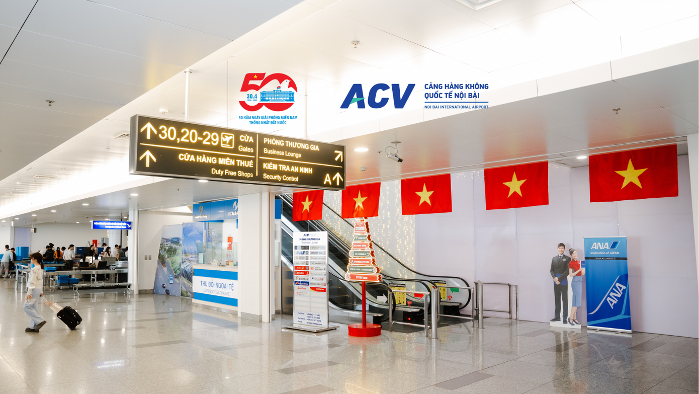 Nhằm chào đón 50 năm ngày giải phóng miền Nam, thống nhất đất nước lần này, Cảng HKQT Nội Bài đã cùng với các đơn vị hoạt động trang trí không gian đầy màu sắc với cờ đỏ và sao vàng. Ảnh: NIA. Nhằm chào đón 50 năm ngày giải phóng miền Nam, thống nhất đất nước lần này, Cảng HKQT Nội Bài đã cùng với các đơn vị hoạt động trang trí không gian đầy màu sắc với cờ đỏ và sao vàng. Ảnh: NIA.