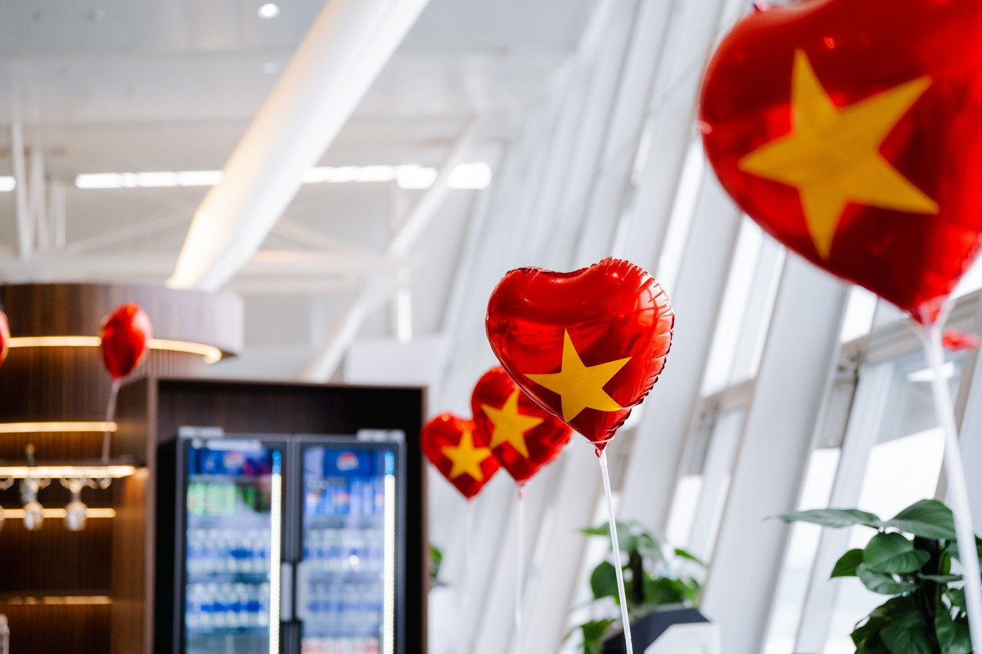 Nhằm chào đón 50 năm ngày giải phóng miền Nam, thống nhất đất nước lần này, Cảng HKQT Nội Bài đã cùng với các đơn vị hoạt động trang trí không gian đầy màu sắc với cờ đỏ và sao vàng. Ảnh: NIA. Nhằm chào đón 50 năm ngày giải phóng miền Nam, thống nhất đất nước lần này, Cảng HKQT Nội Bài đã cùng với các đơn vị hoạt động trang trí không gian đầy màu sắc với cờ đỏ và sao vàng. Ảnh: NIA.