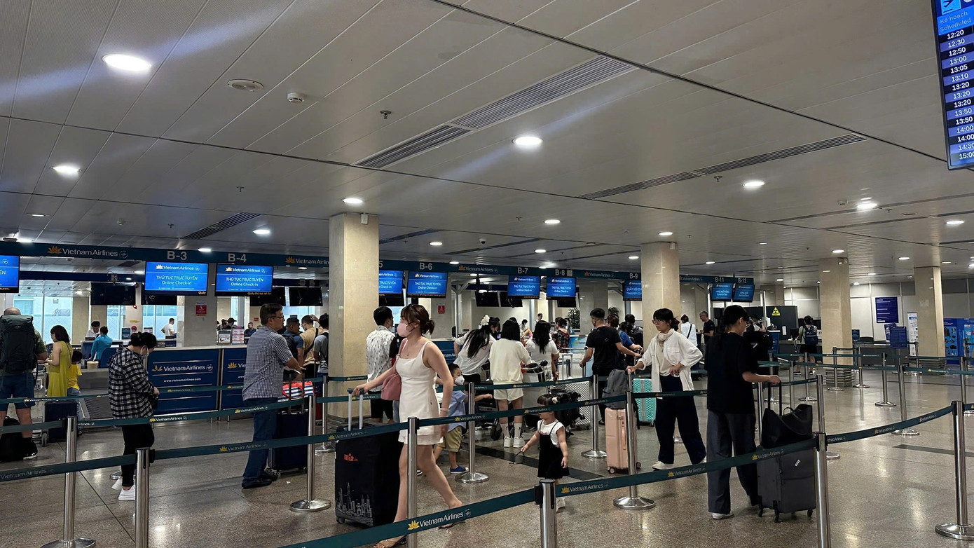 Hành khách cần phải tính toán thời gian có mặt tại sân bay tránh việc nhỡ chuyến bay. Đồng thời, chuẩn bị đầy đủ giấy tờ cá nhân và kiểm tra hành lý đúng quy định trước khi làm thủ tục lên máy bay. Ảnh: ACV. Hành khách cần phải tính toán thời gian có mặt tại sân bay tránh việc nhỡ chuyến bay. Đồng thời, chuẩn bị đầy đủ giấy tờ cá nhân và kiểm tra hành lý đúng quy định trước khi làm thủ tục lên máy bay. Ảnh: ACV.