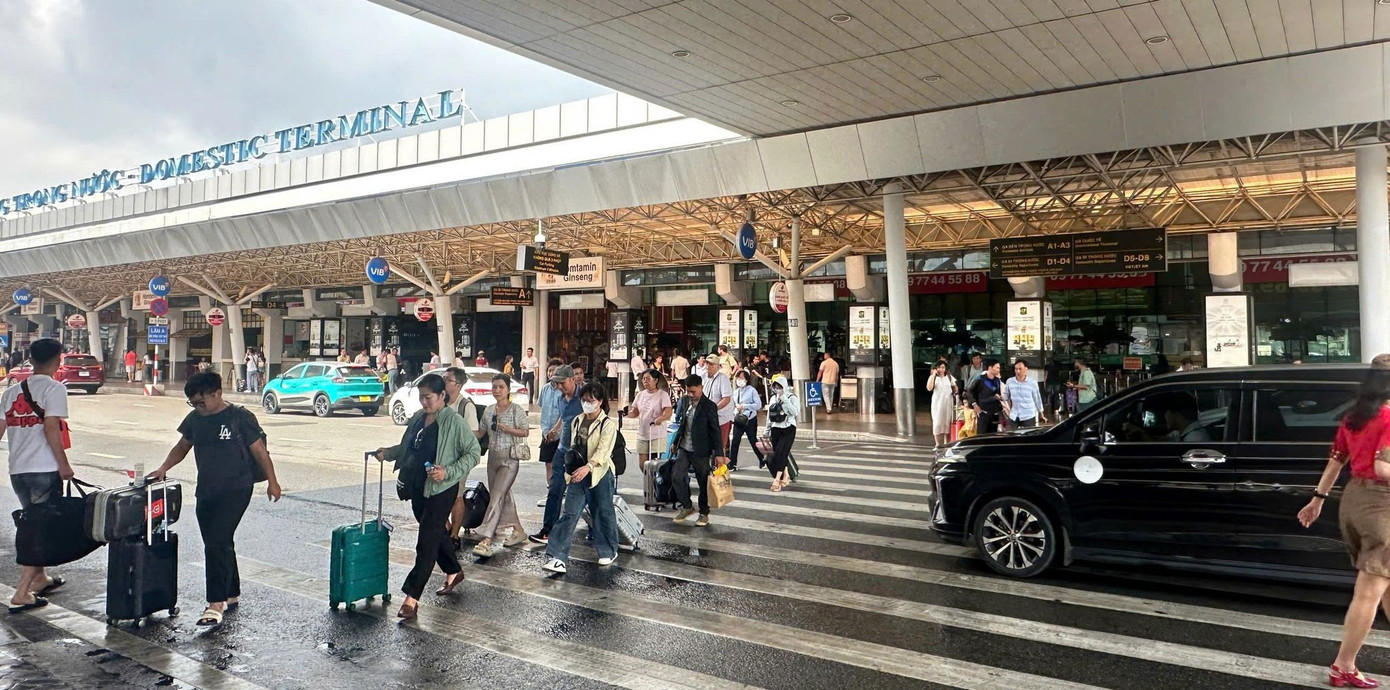 Hiện tại, Cảng HKQT bố trí xe bus chở hành khách miễn phí tại nhà ga T1 (cột B17 - B20, làn B); nhà ga T2 (cột B16 - B15, làn B) và nhà ga T3 (cột A17 - A20, tầng 1). Các chuyến xe bus hoạt động từ 4h30 - 0h30, mỗi chuyến cách nhau 15 - 20 phút. Ảnh: ACV. Hiện tại, Cảng HKQT bố trí xe bus chở hành khách miễn phí tại nhà ga T1 (cột B17 - B20, làn B); nhà ga T2 (cột B16 - B15, làn B) và nhà ga T3 (cột A17 - A20, tầng 1). Các chuyến xe bus hoạt động từ 4h30 - 0h30, mỗi chuyến cách nhau 15 - 20 phút. Ảnh: ACV.