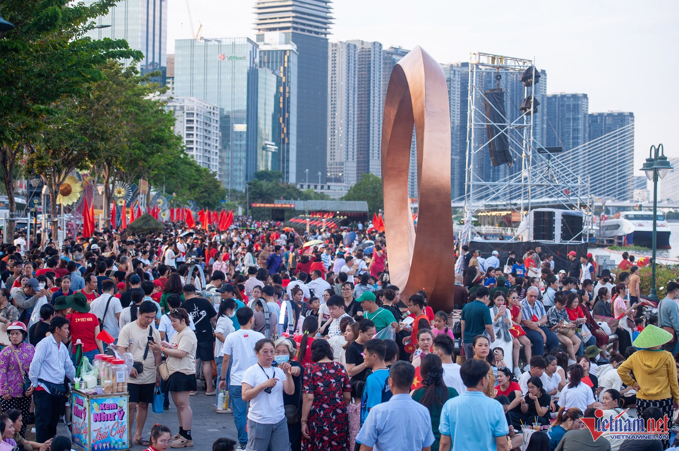 Cảnh sát đã phong tỏa các tuyến đường hướng về phía Võ Văn Kiệt và hai bờ sông Sài Gòn ngay từ chiều, mặc dù 21h30 pháo hoa mới được bắn lên trên bầu trời TPHCM.