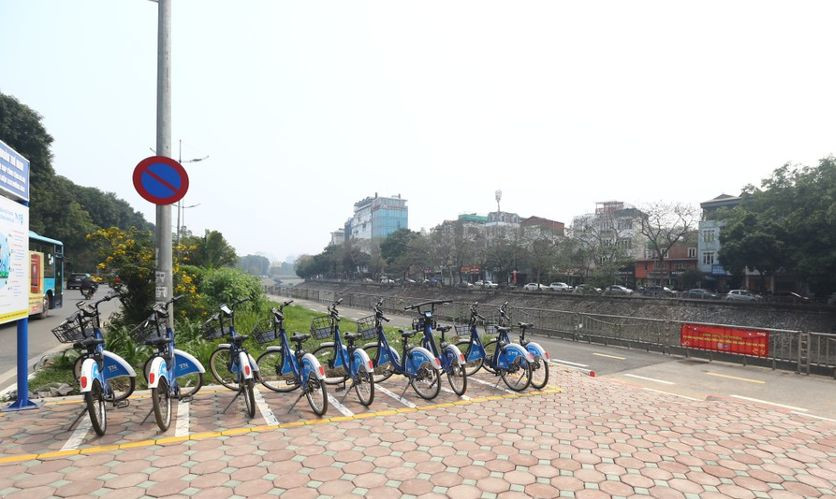 Dọc theo tuyến đường dành cho xe đạp và người đi bộ này có 6 trạm xe đạp công cộng. Dọc theo tuyến đường dành cho xe đạp và người đi bộ này có 6 trạm xe đạp công cộng.