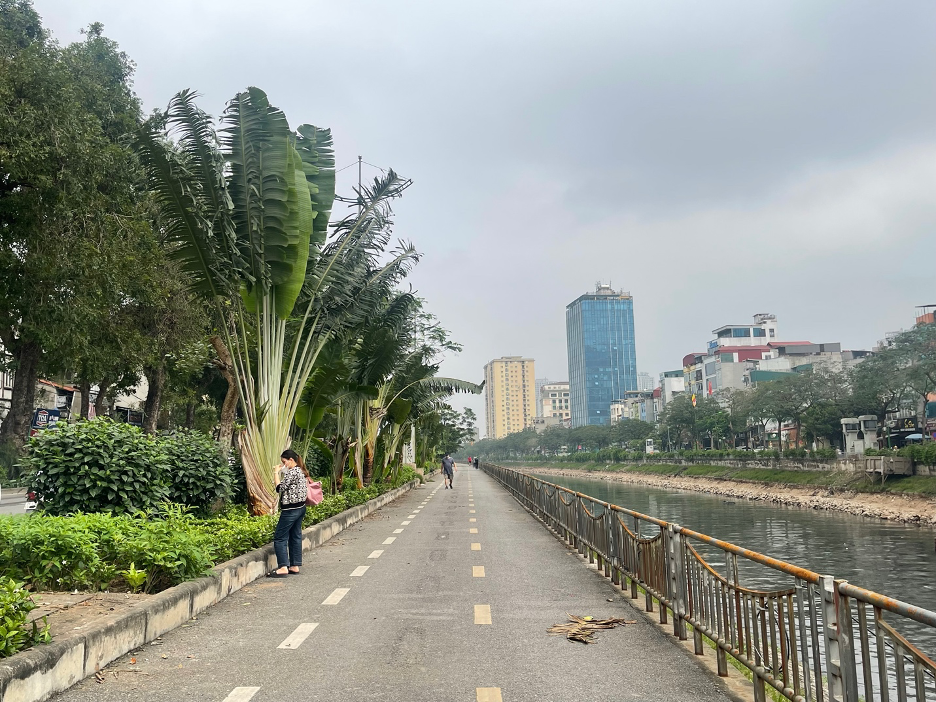 Sau hơn 1 năm thí điểm, hiện tuyến đường giao thông xanh này đang gặp phải tình trạng bị người dân “ghẻ lạnh”. Sau hơn 1 năm thí điểm, hiện tuyến đường giao thông xanh này đang gặp phải tình trạng bị người dân “ghẻ lạnh”.